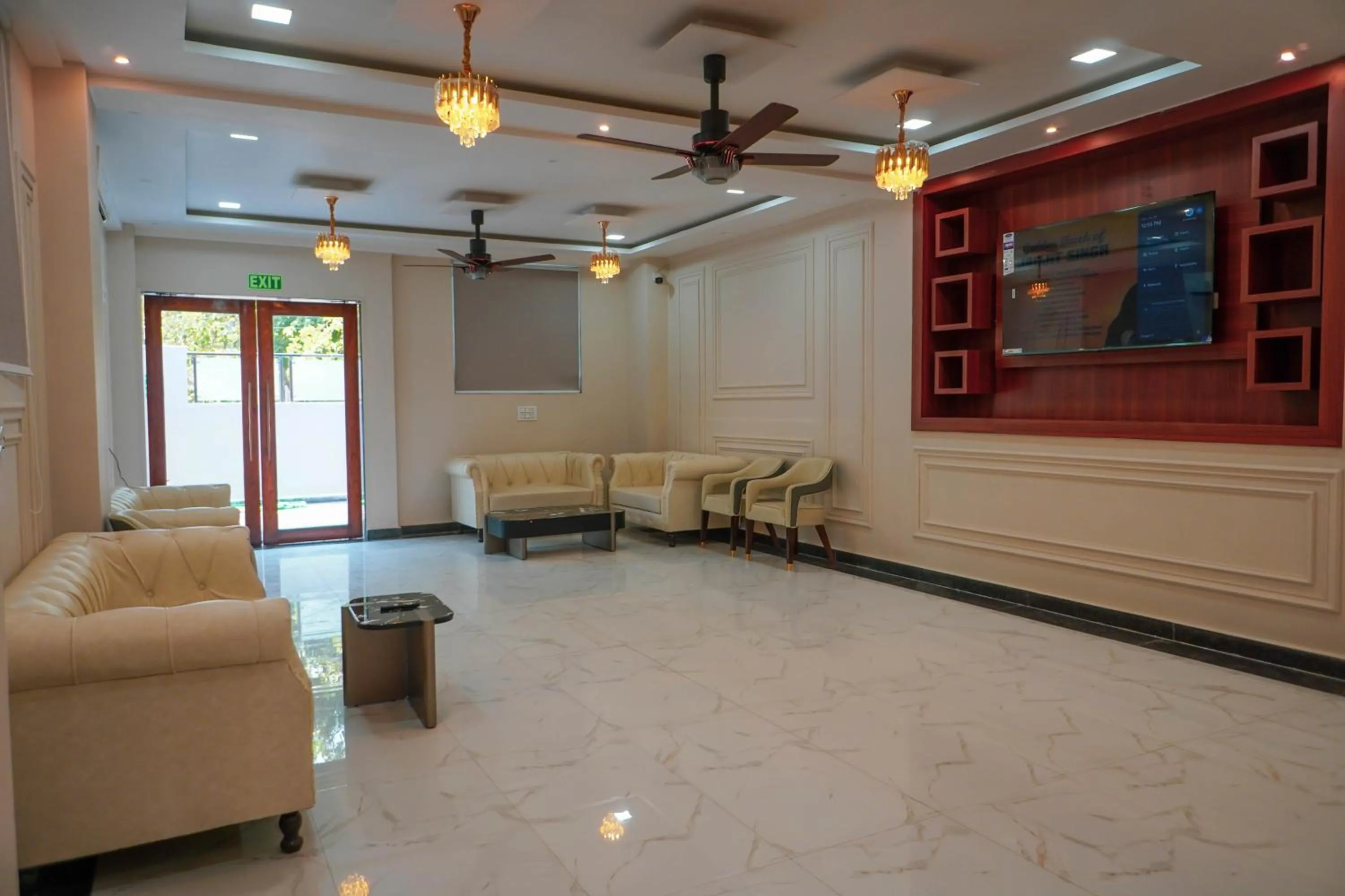 Communal lounge/ TV room in Hotel Relax Suites FNG Expresway 63 Noida