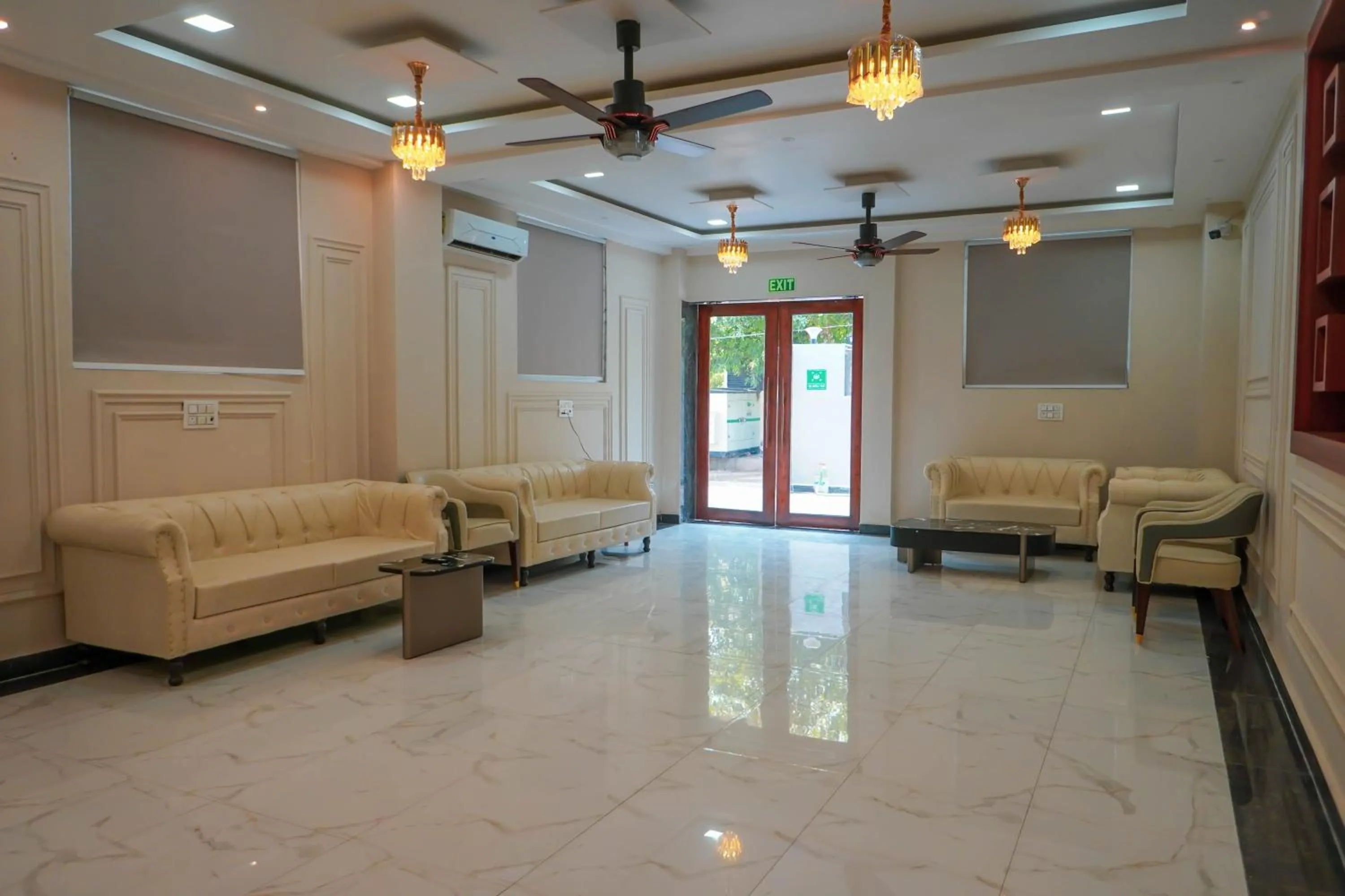 Communal lounge/ TV room in Hotel Relax Suites FNG Expresway 63 Noida