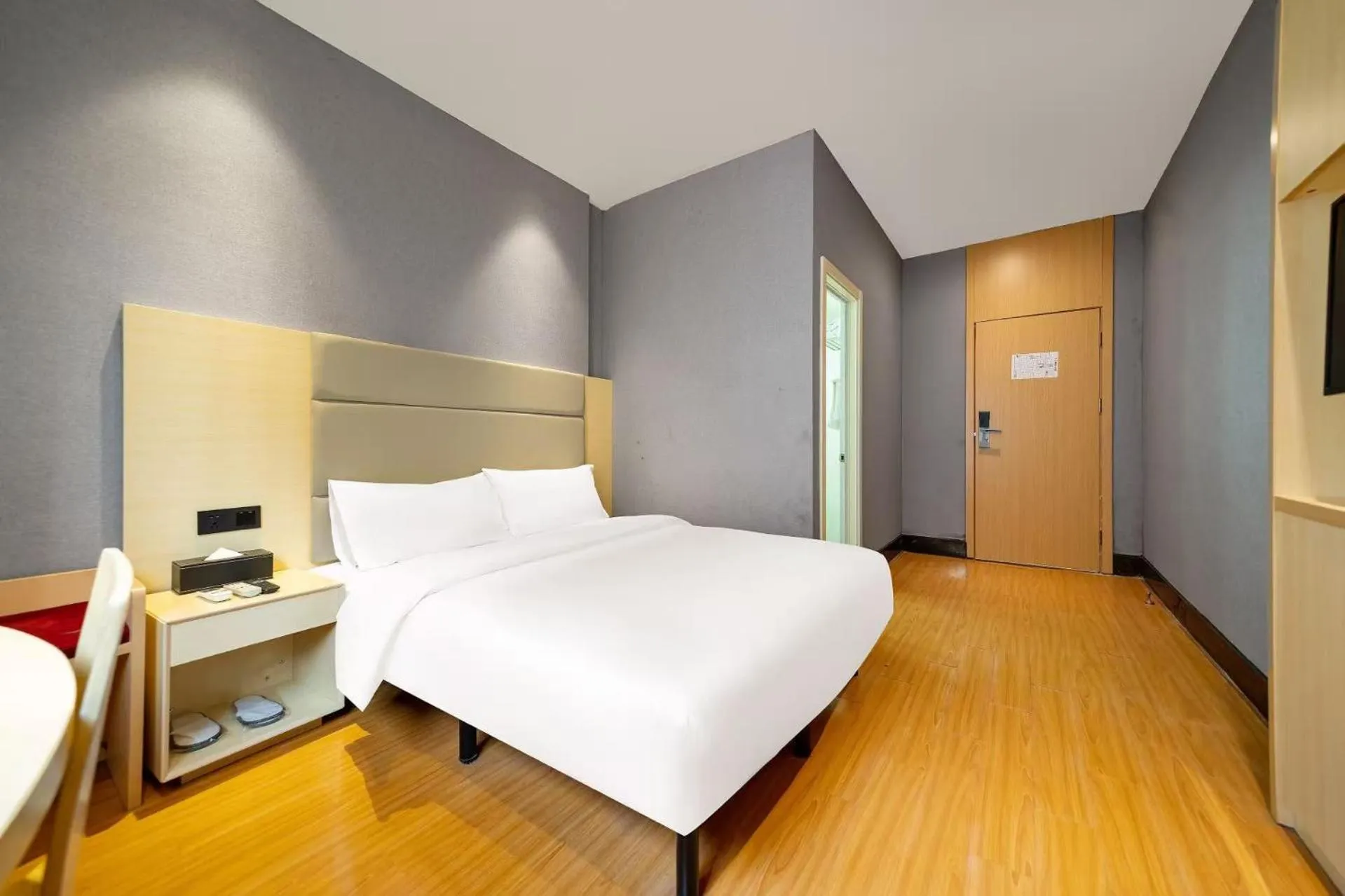 Photo of the whole room, Bed in Lechao Select Hotel Tianshan Road Weining Road Subway Station Branch