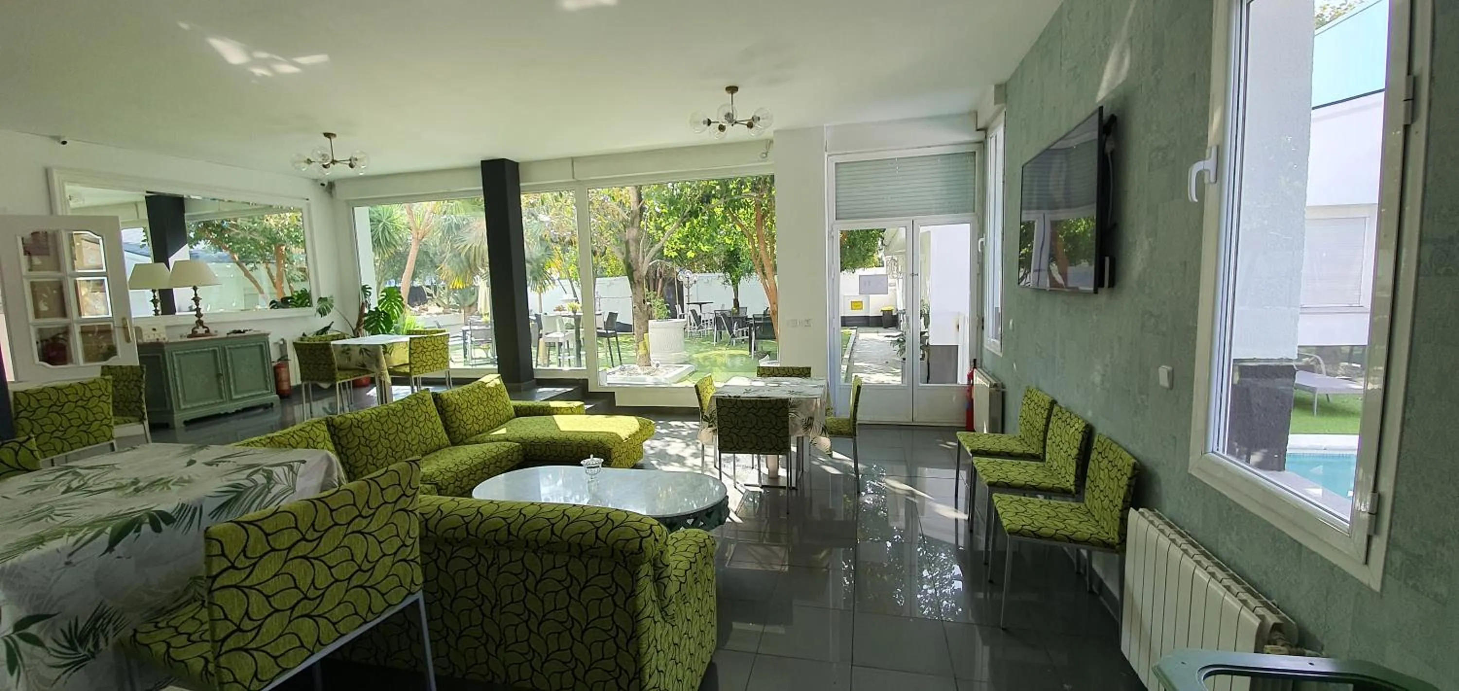 Communal lounge/ TV room in Hostal Escala Suites