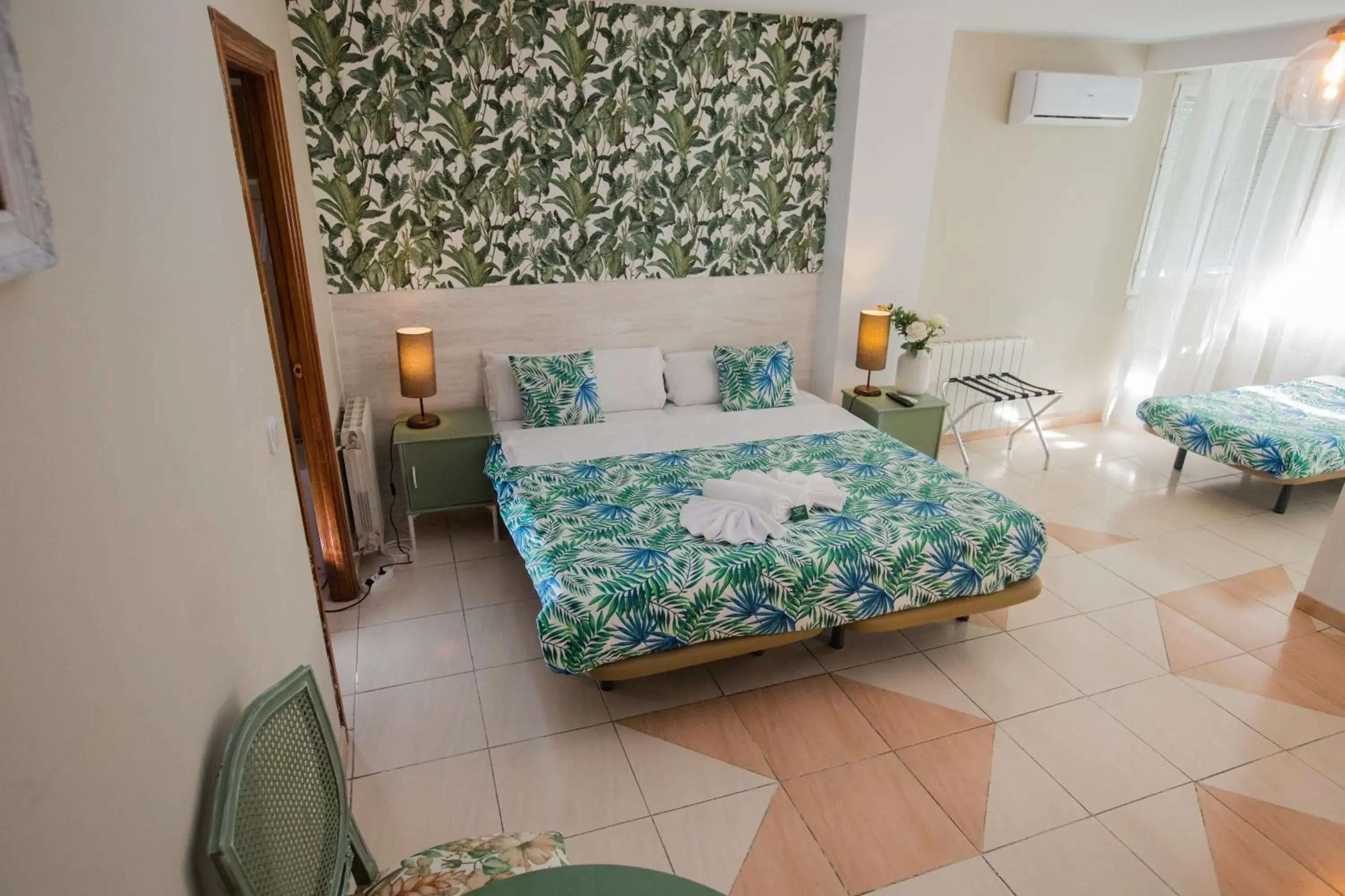 Double Room with Bath in Hostal Escala Suites Double Room with Bath in Hostal Escala Suites