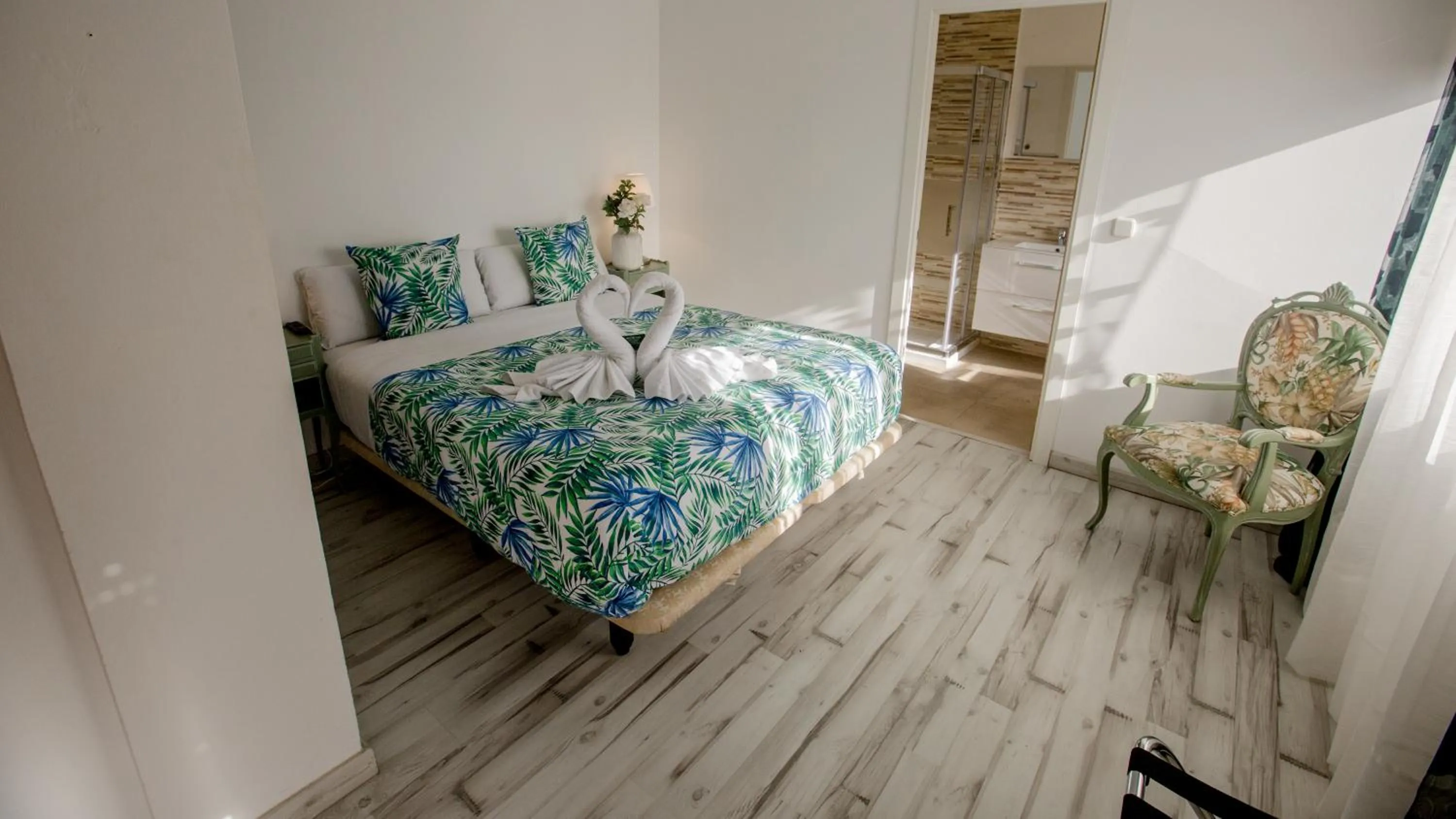 Photo of the whole room, Bed in Hostal Escala Suites