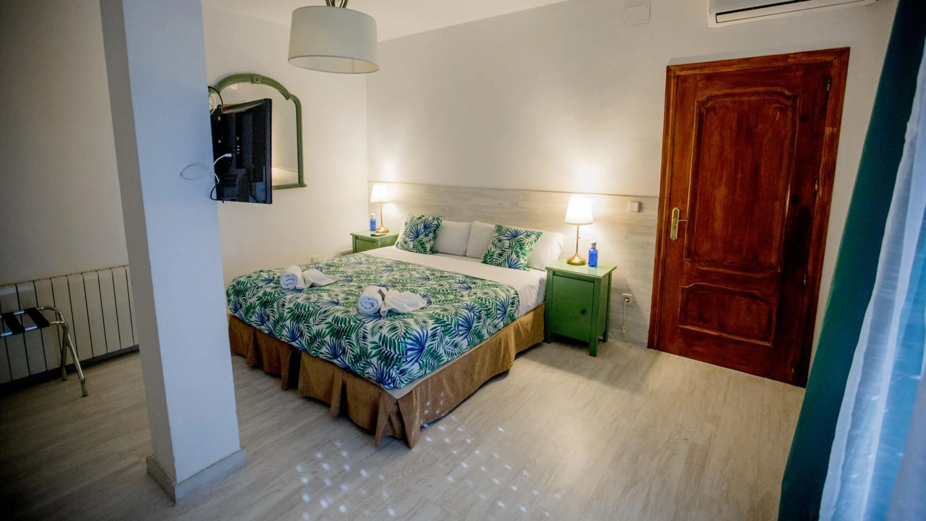 Photo of the whole room, Bed in Hostal Escala Suites