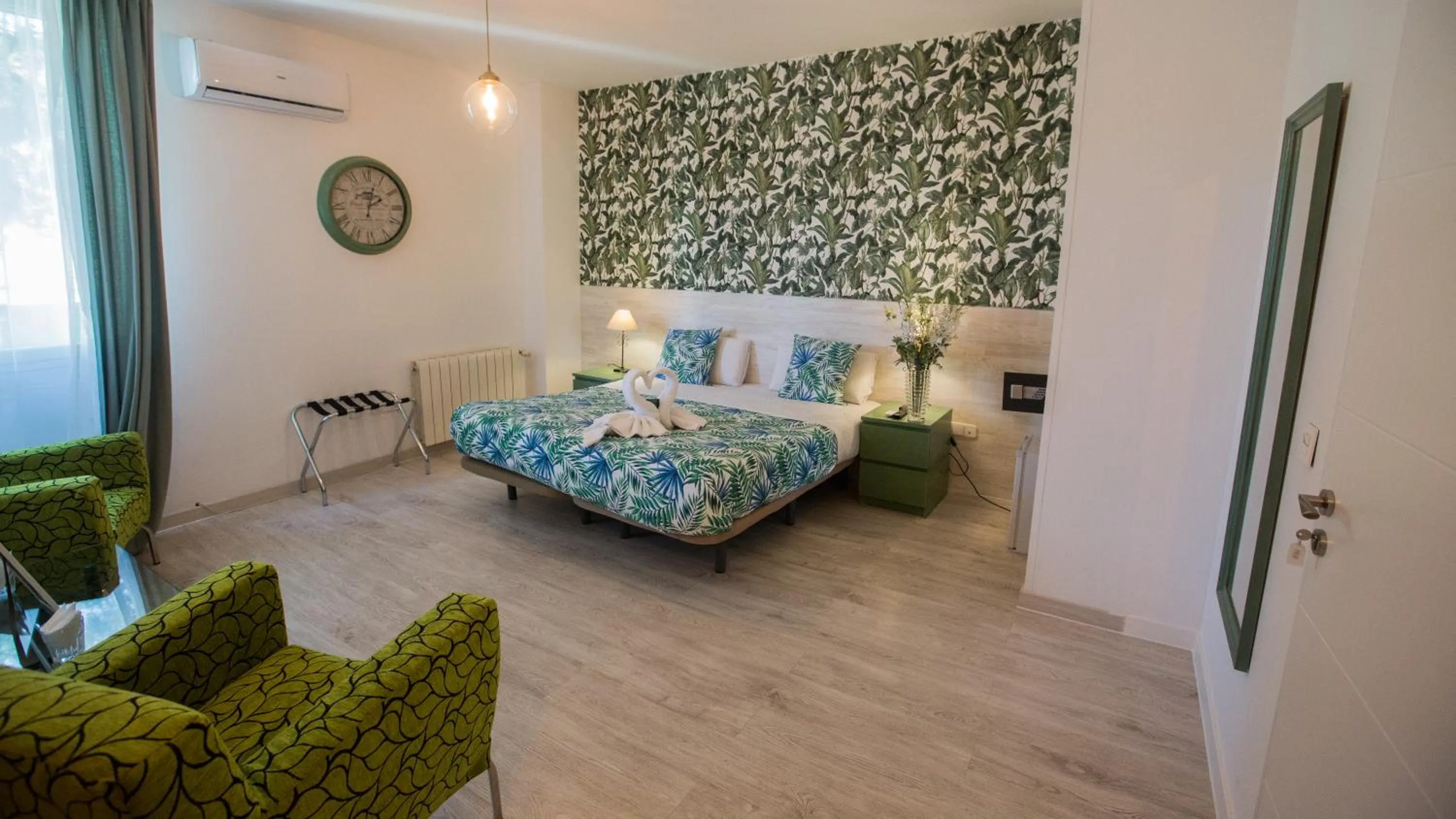 Photo of the whole room, Bed in Hostal Escala Suites