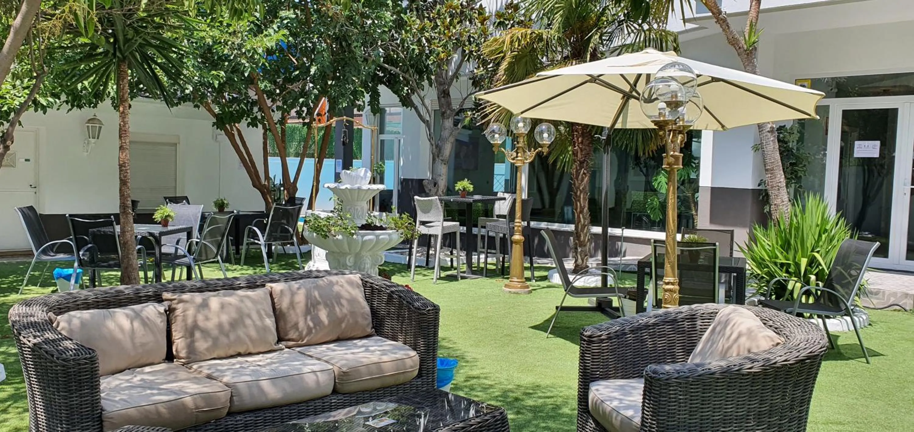 Garden in Hostal Escala Suites