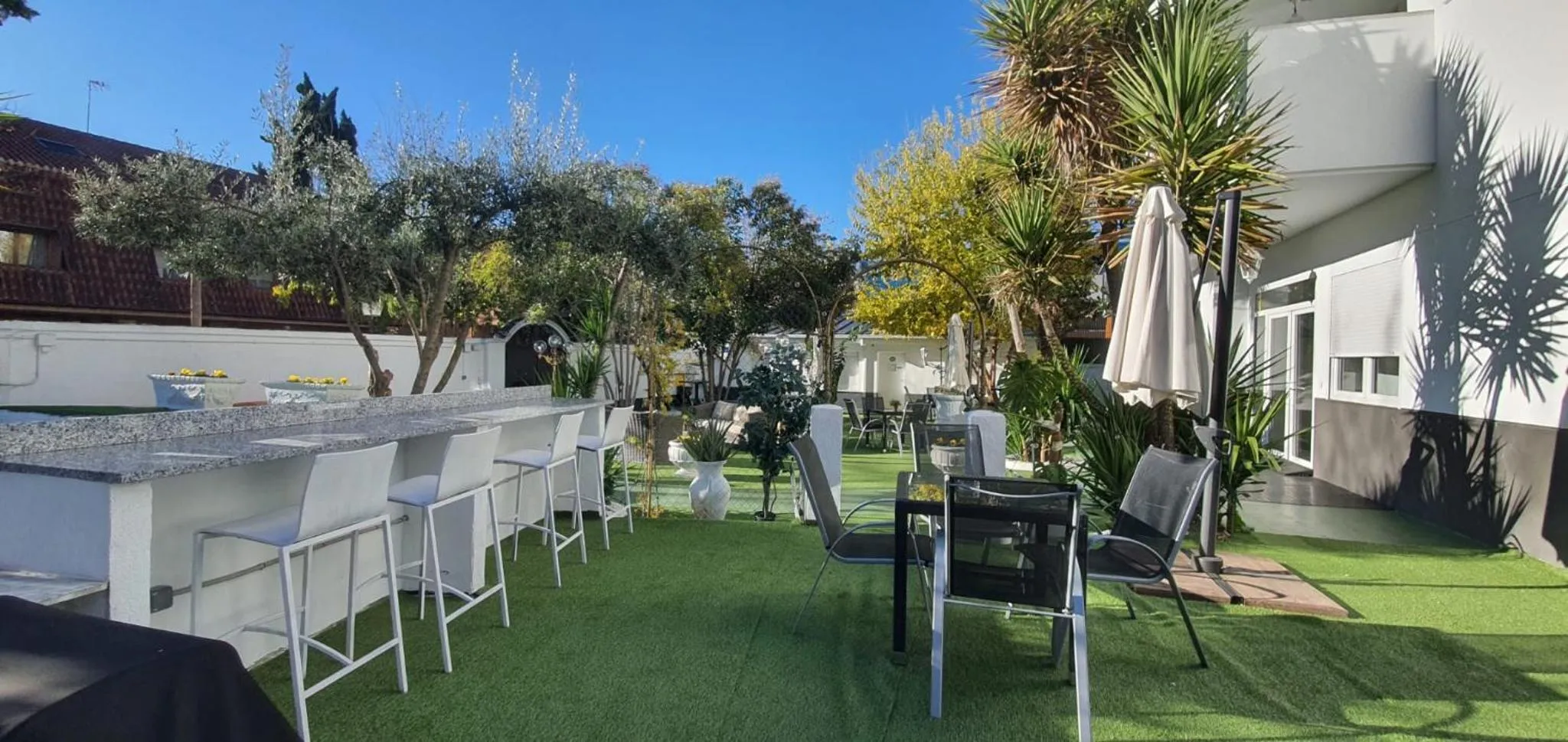 Property building in Hostal Escala Suites