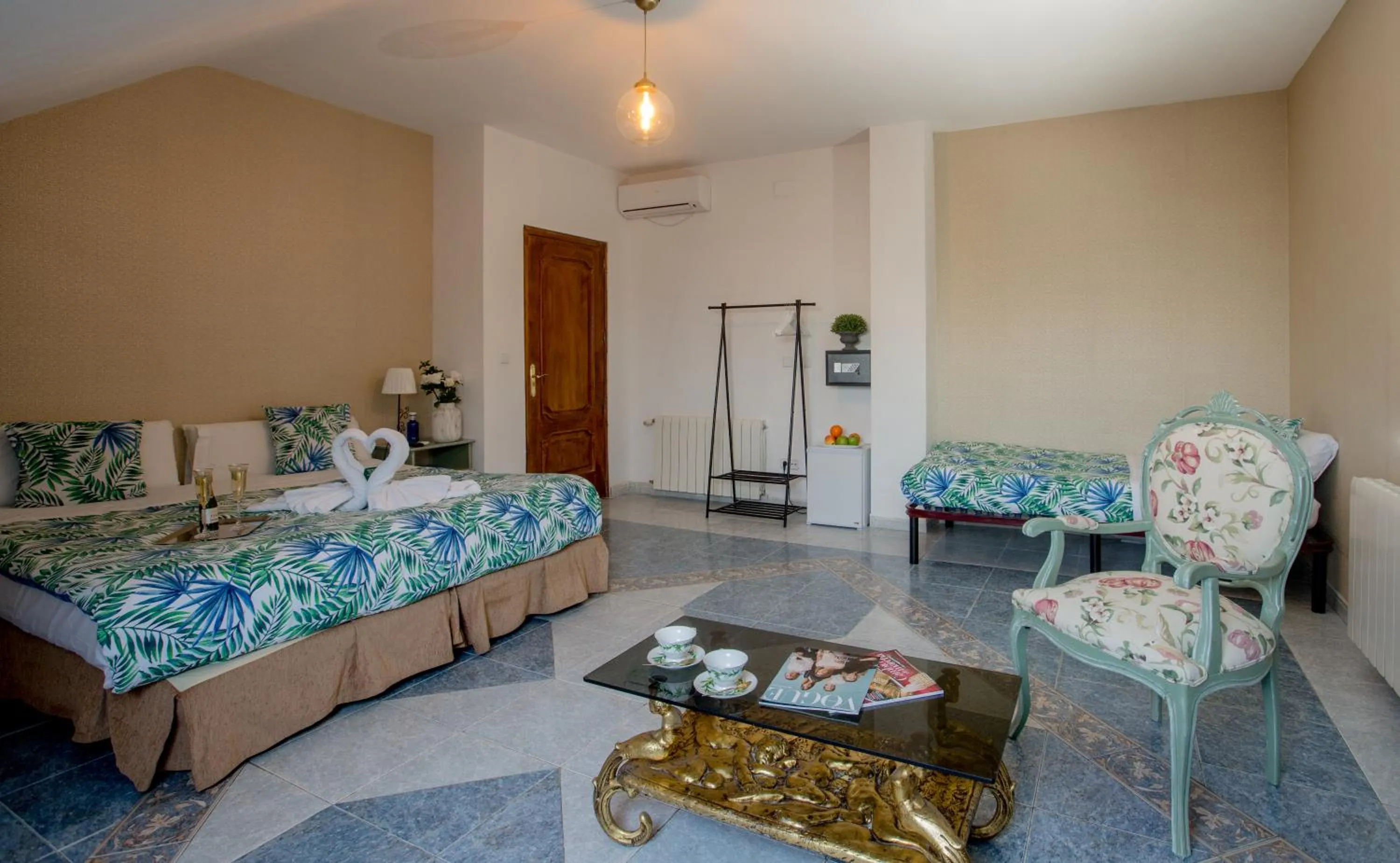 Bed in Hostal Escala Suites