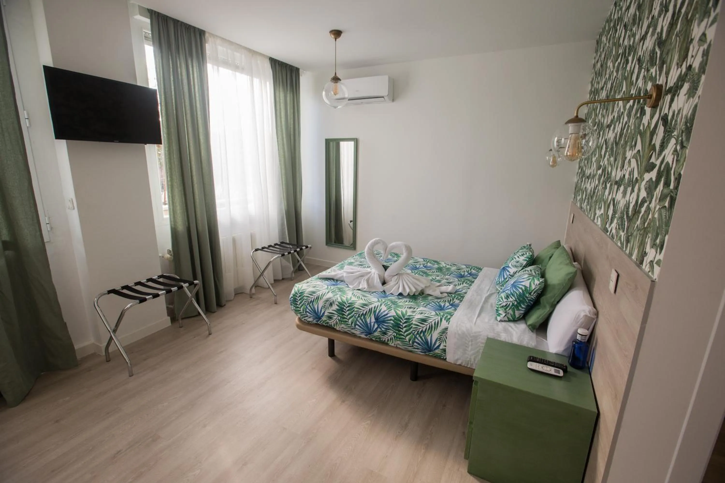 Photo of the whole room, Bed in Hostal Escala Suites