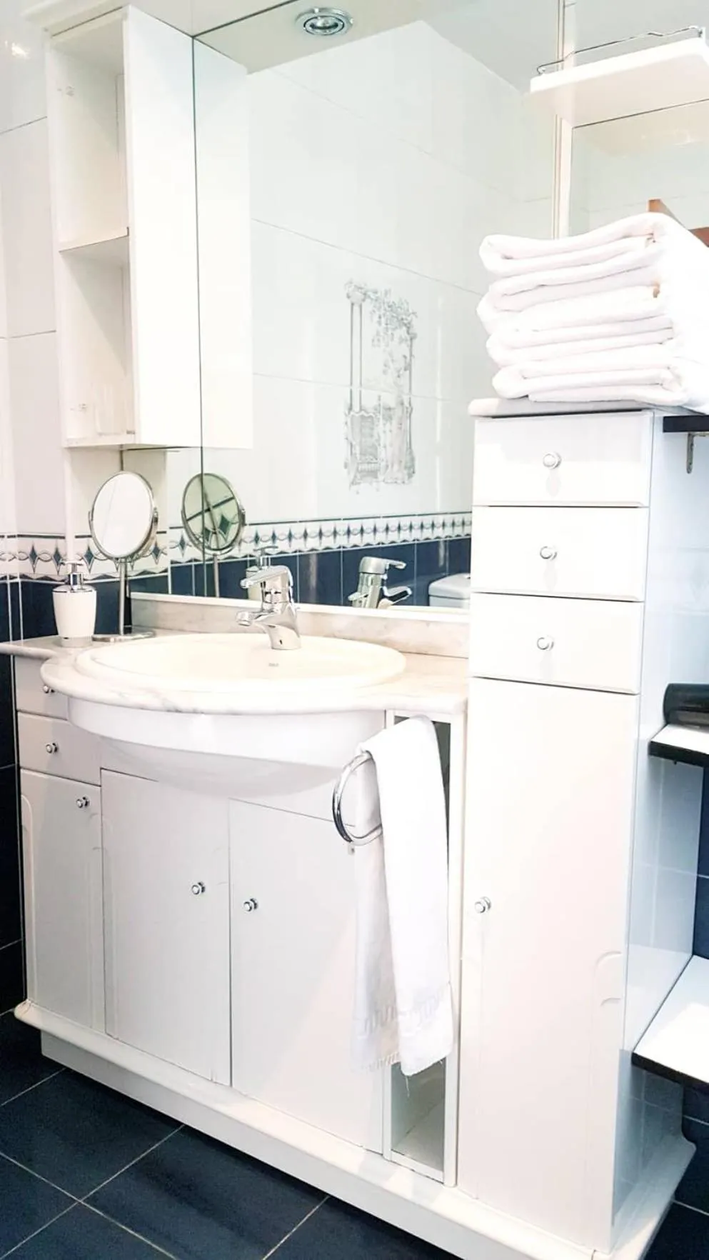 Bathroom in Hostal Escala Suites