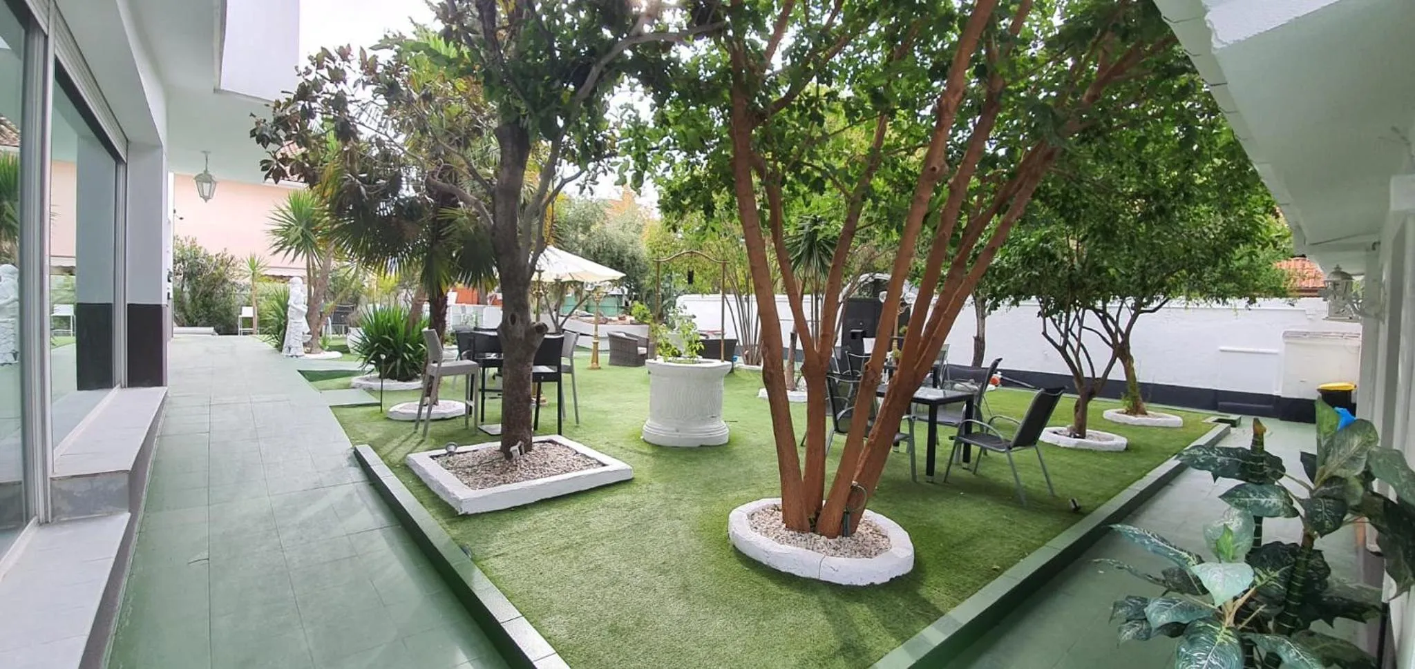 Garden in Hostal Escala Suites