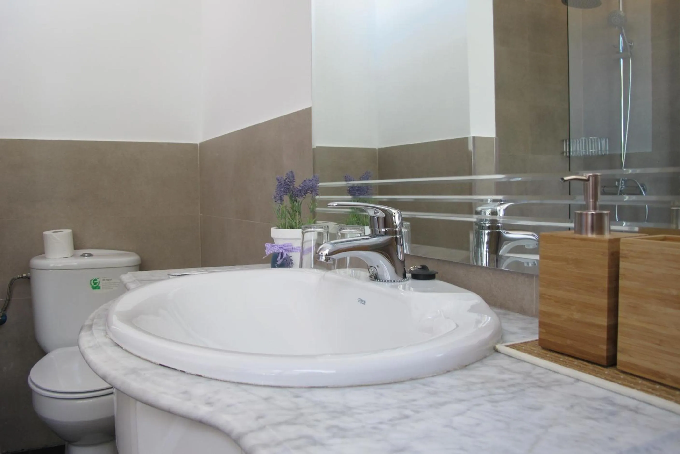 Bathroom in Hostal Escala Suites