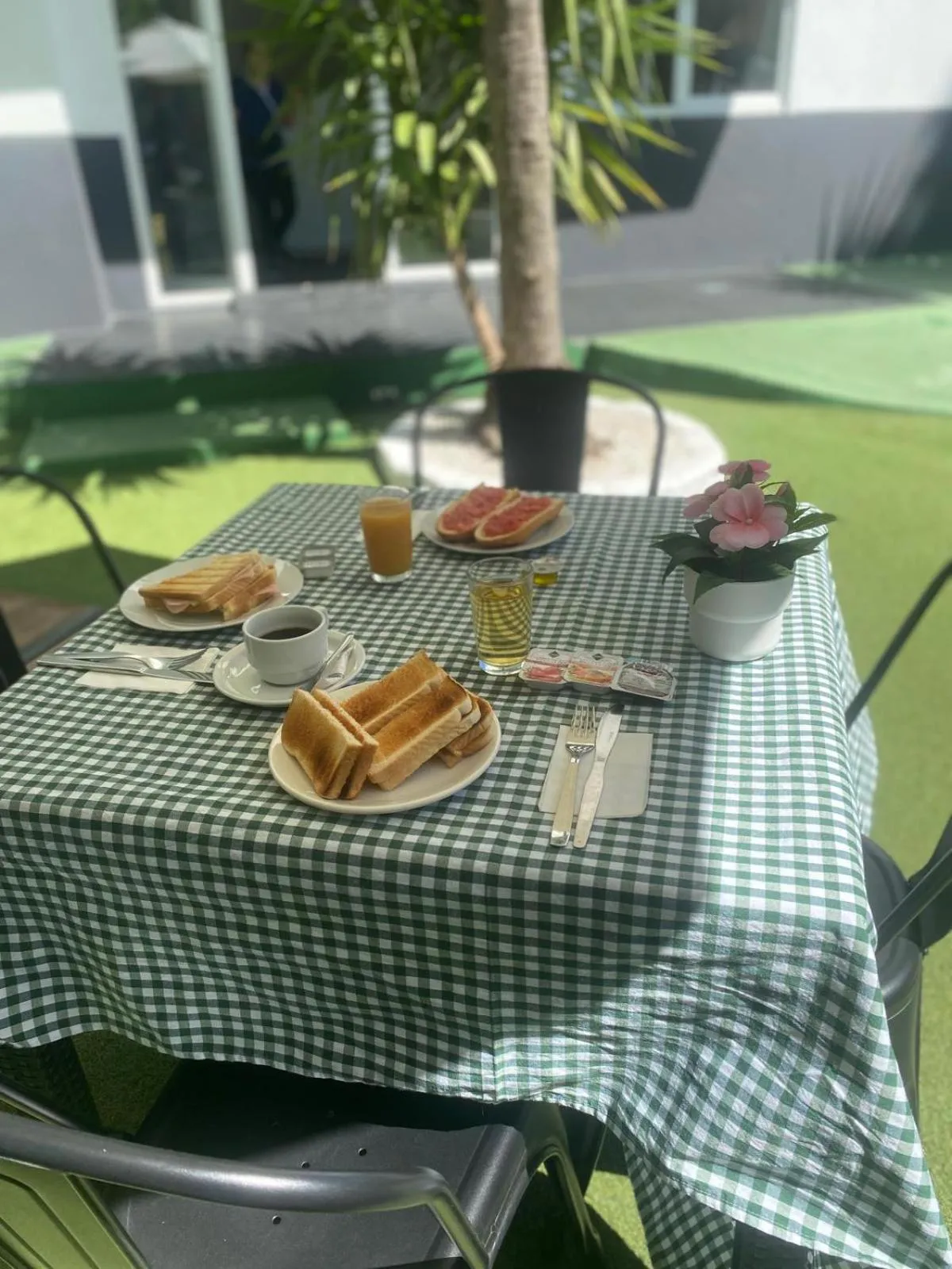 Breakfast in Hostal Escala Suites