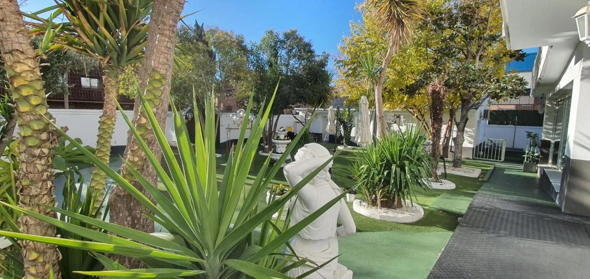 Garden in Hostal Escala Suites