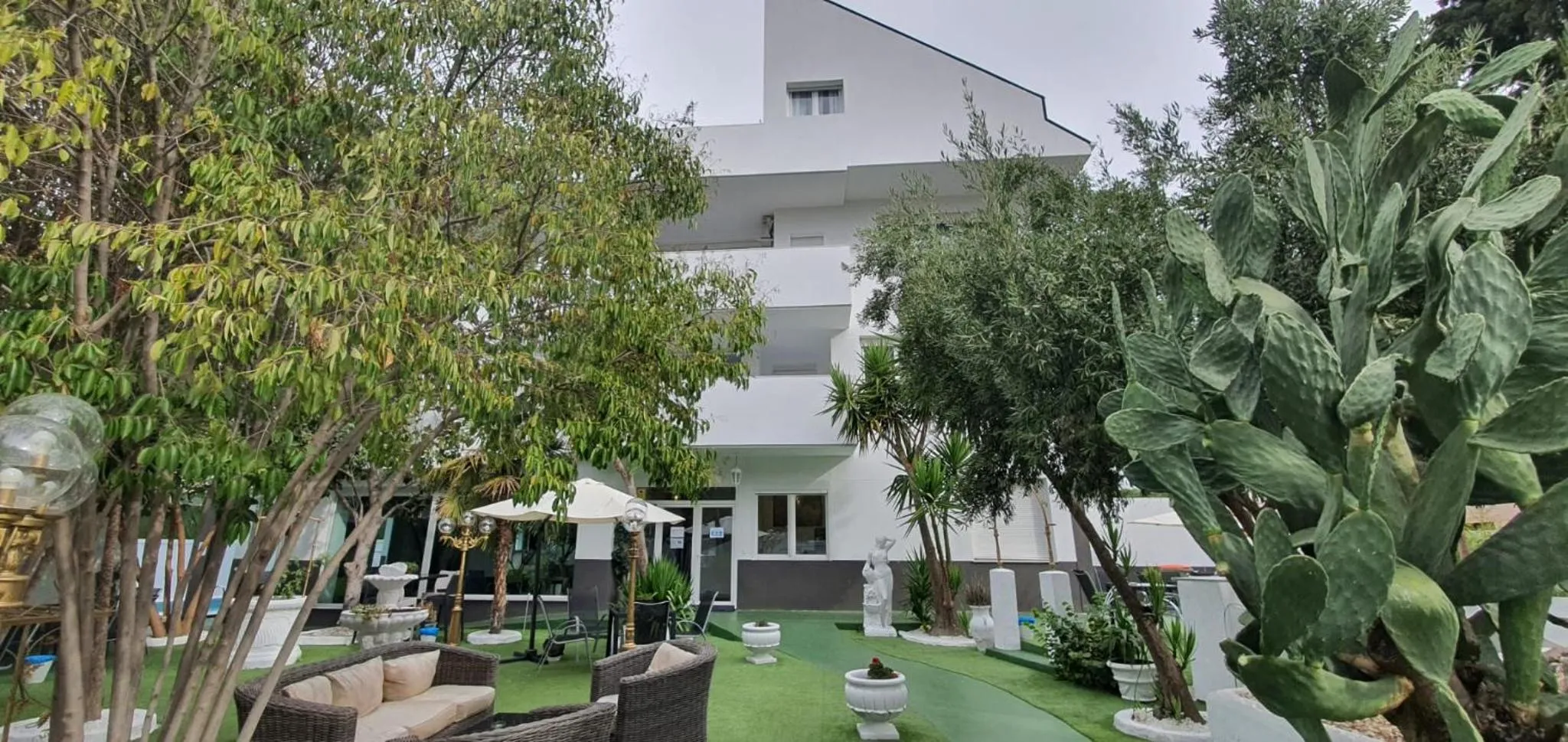 Garden in Hostal Escala Suites