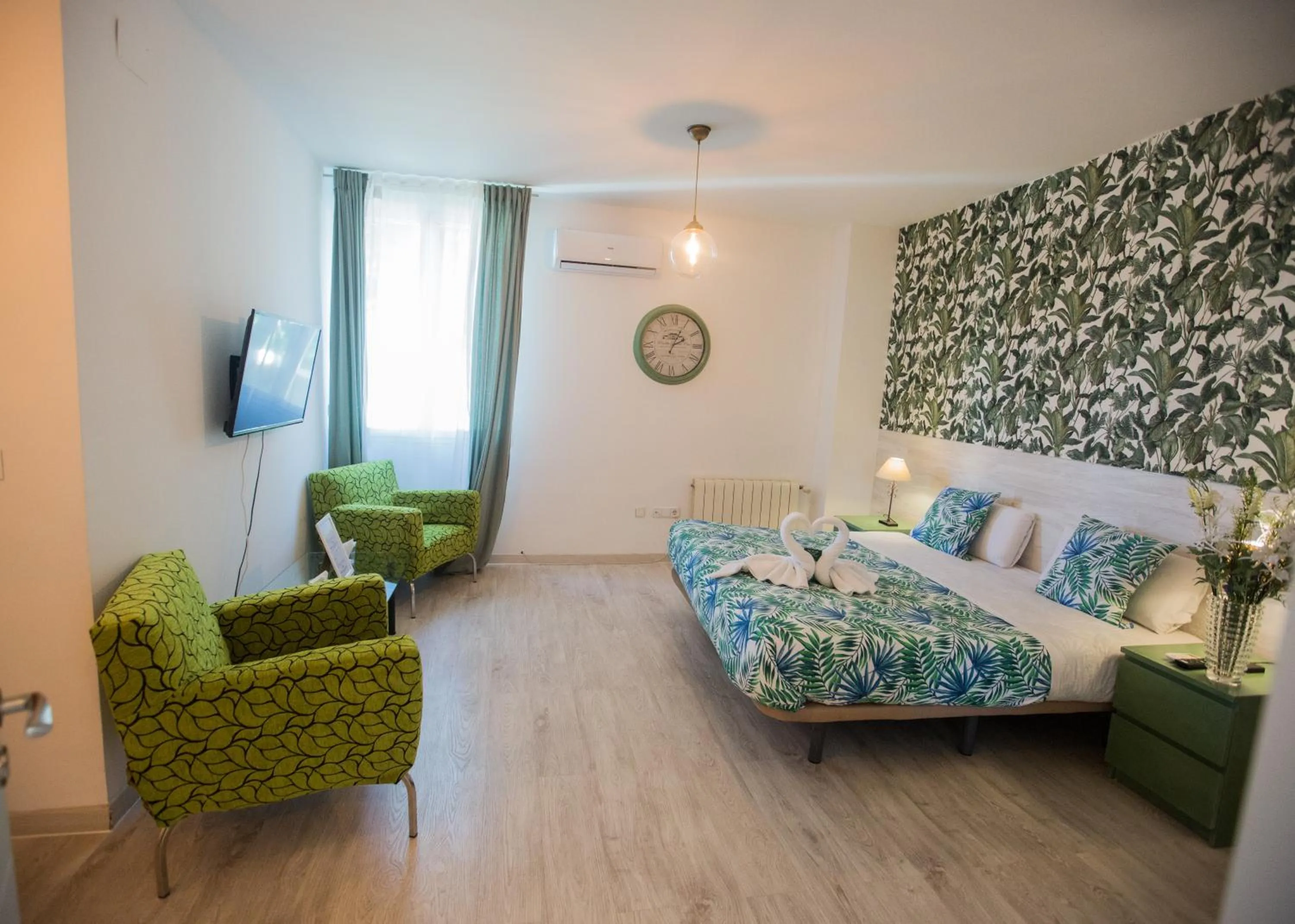 Photo of the whole room in Hostal Escala Suites