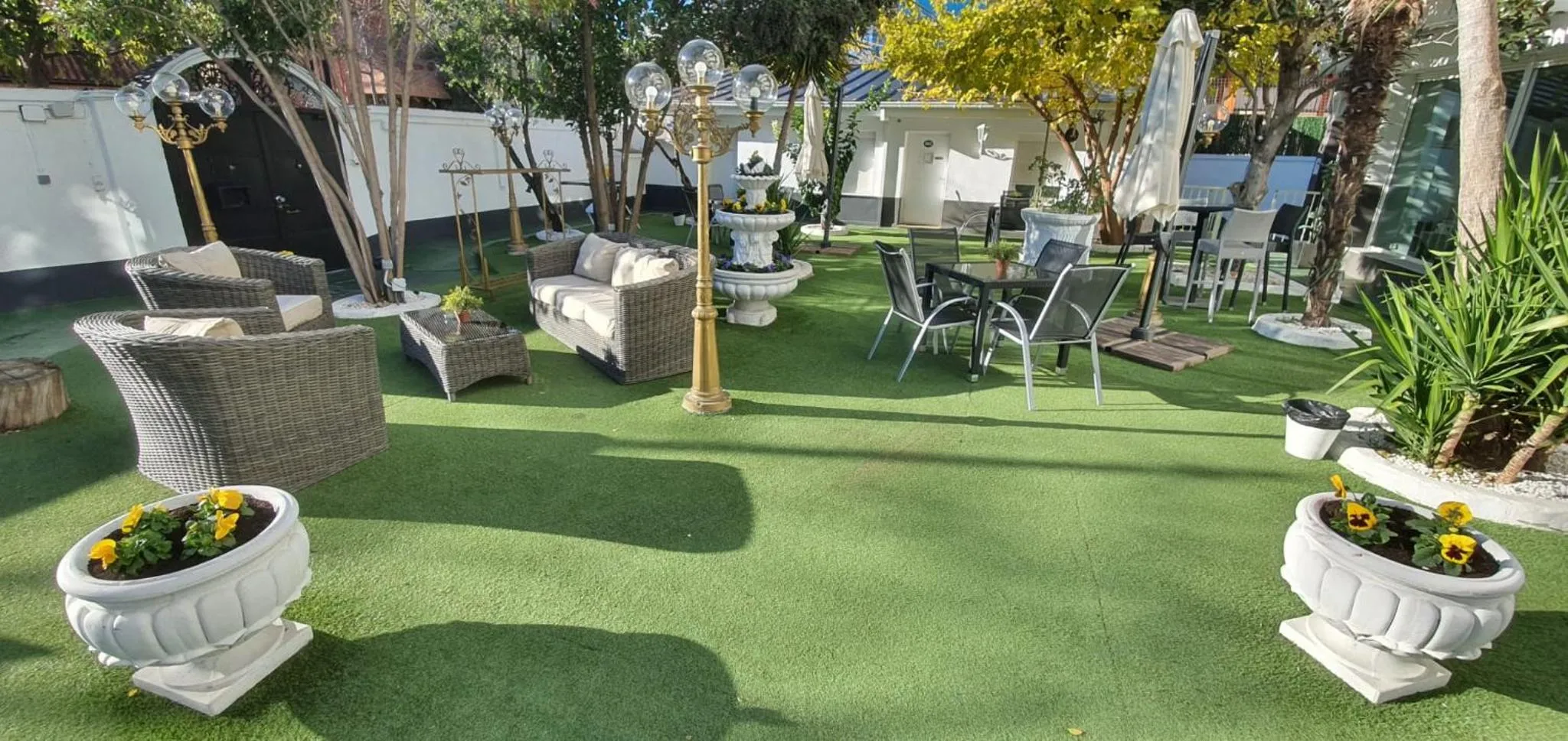 Garden in Hostal Escala Suites