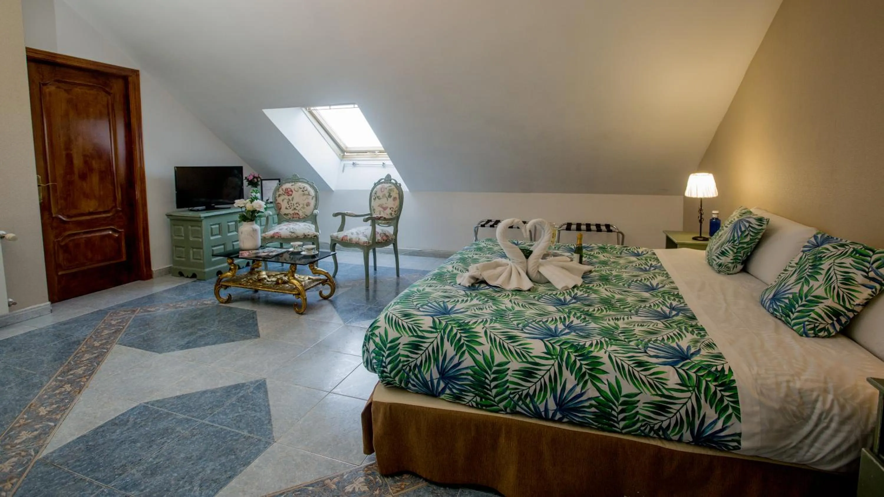 Photo of the whole room, Bed in Hostal Escala Suites