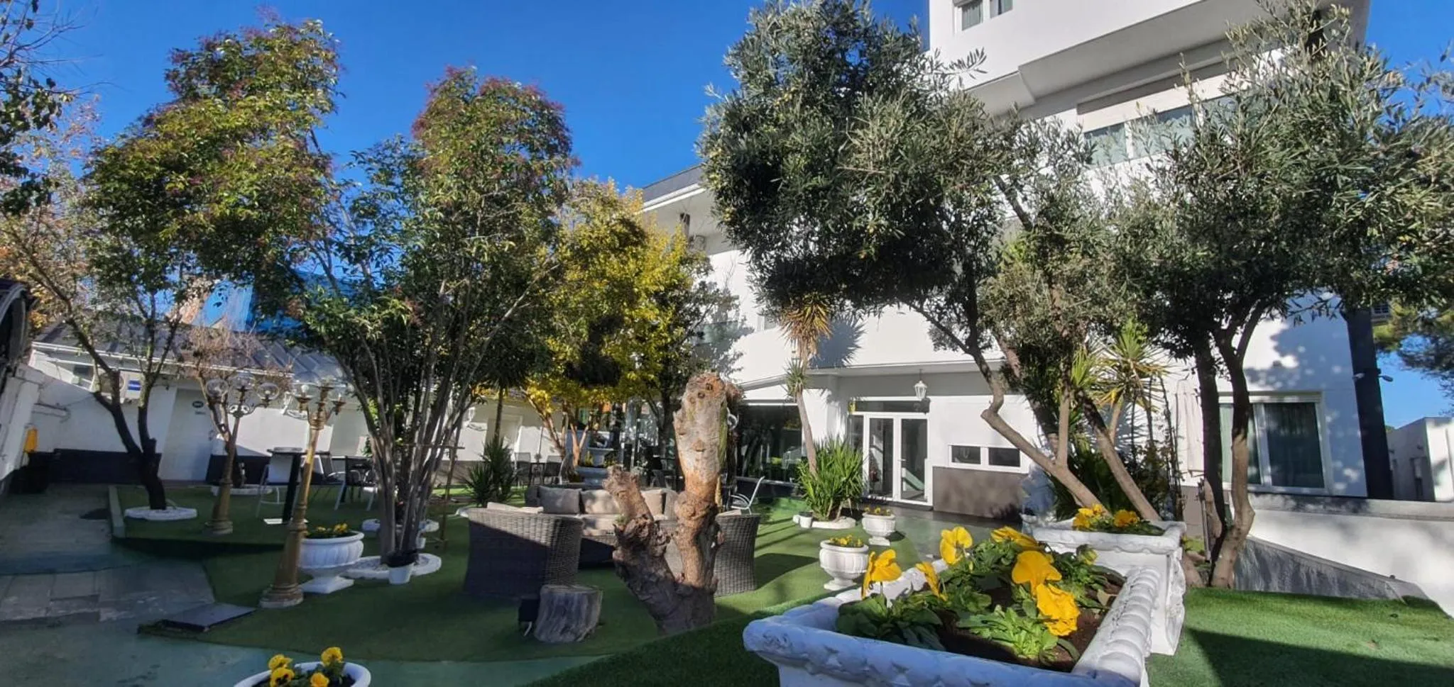 Property building in Hostal Escala Suites