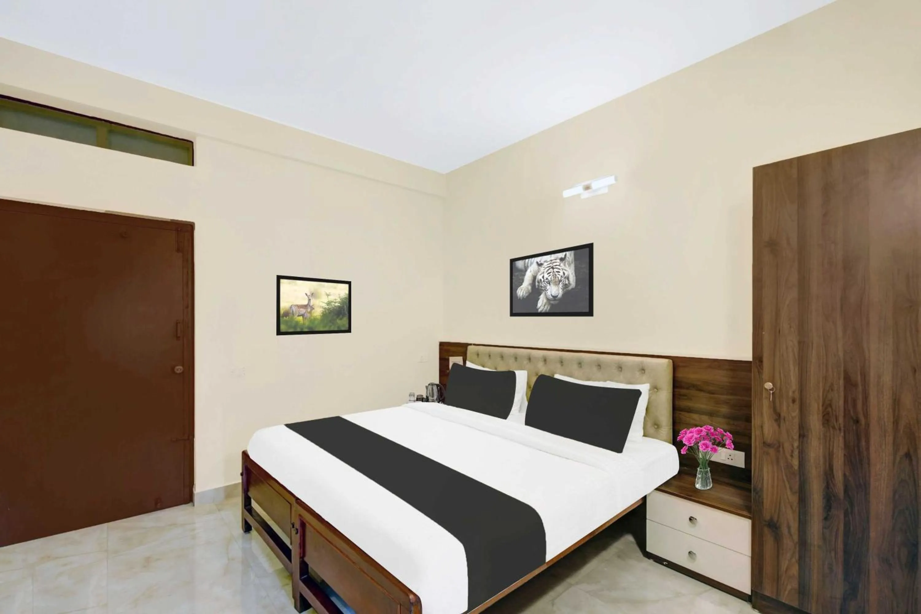 Bedroom, Bed in Hotel O Government Hospital Virajpet