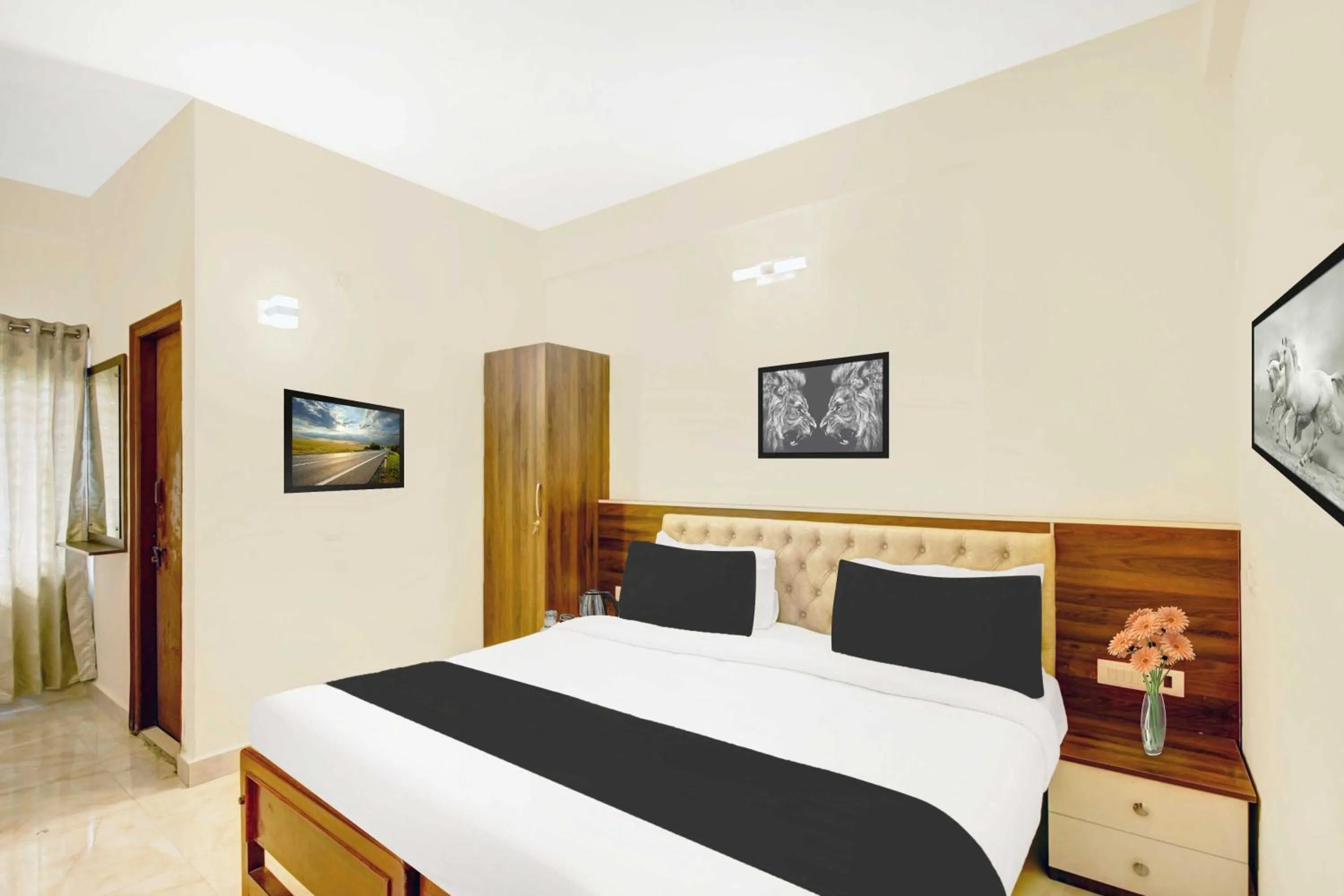 Bedroom, Bed in Hotel O Government Hospital Virajpet