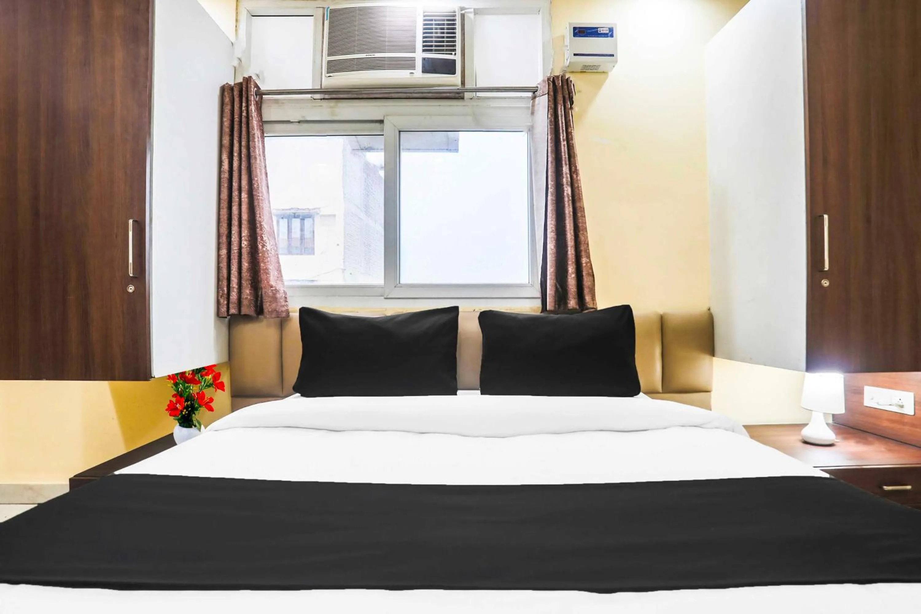 Bedroom in Super Collection O Sector 44 Near Botanical Garden