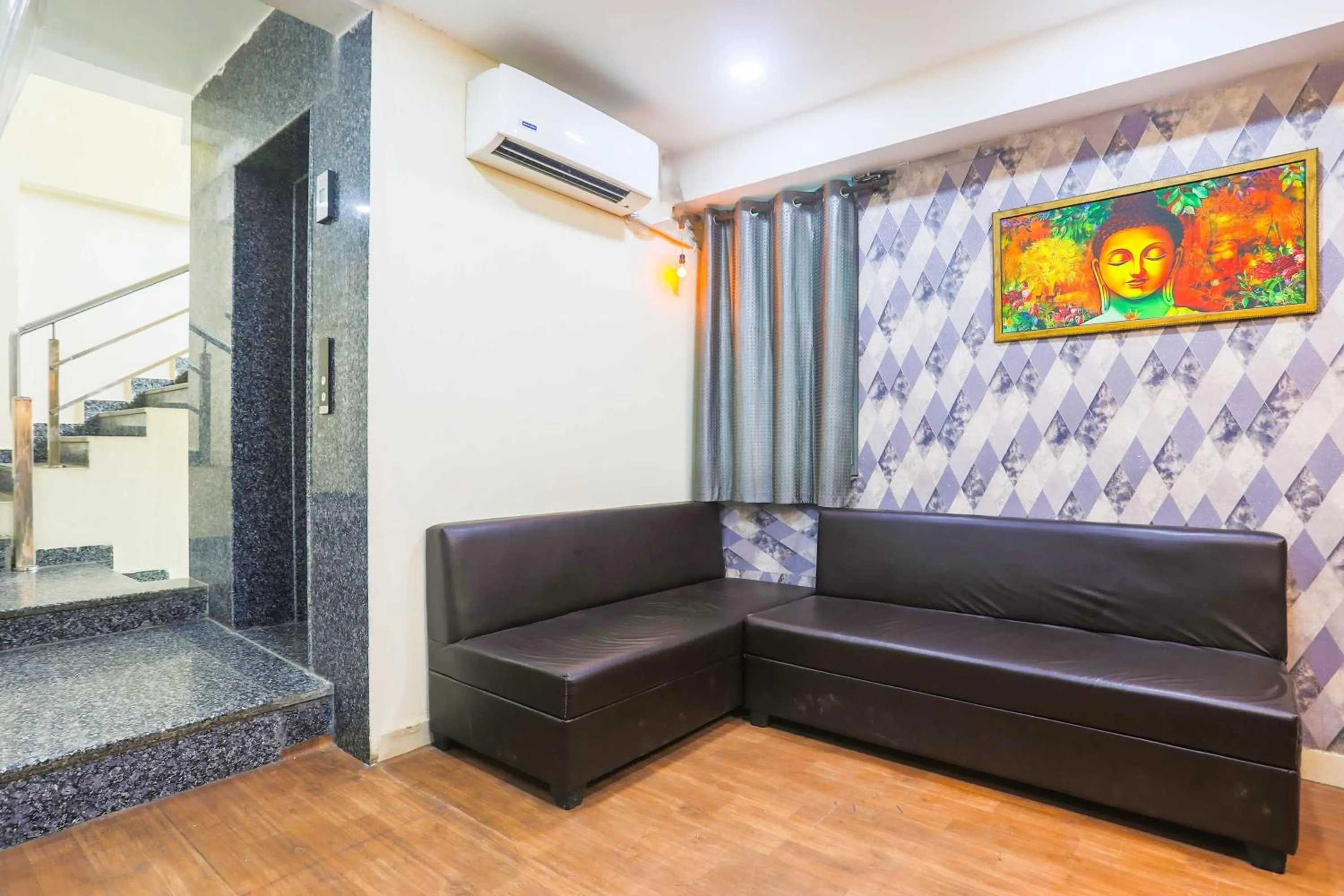 Lobby or reception in Super Collection O Sector 44 Near Botanical Garden