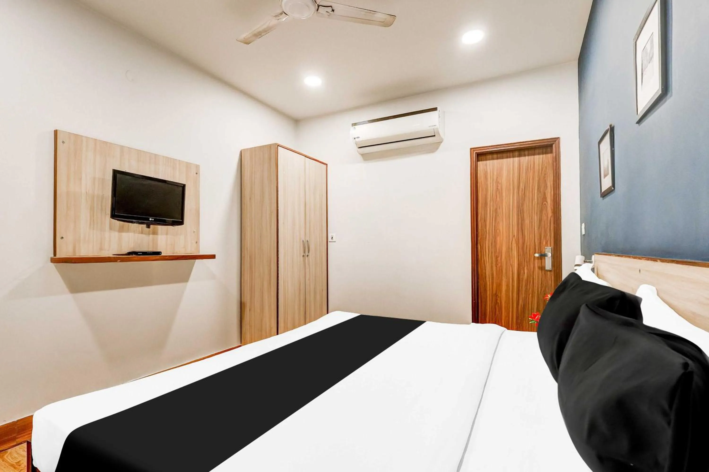 Bedroom, Bed in Hotel O New Delhi Palam Railway Station