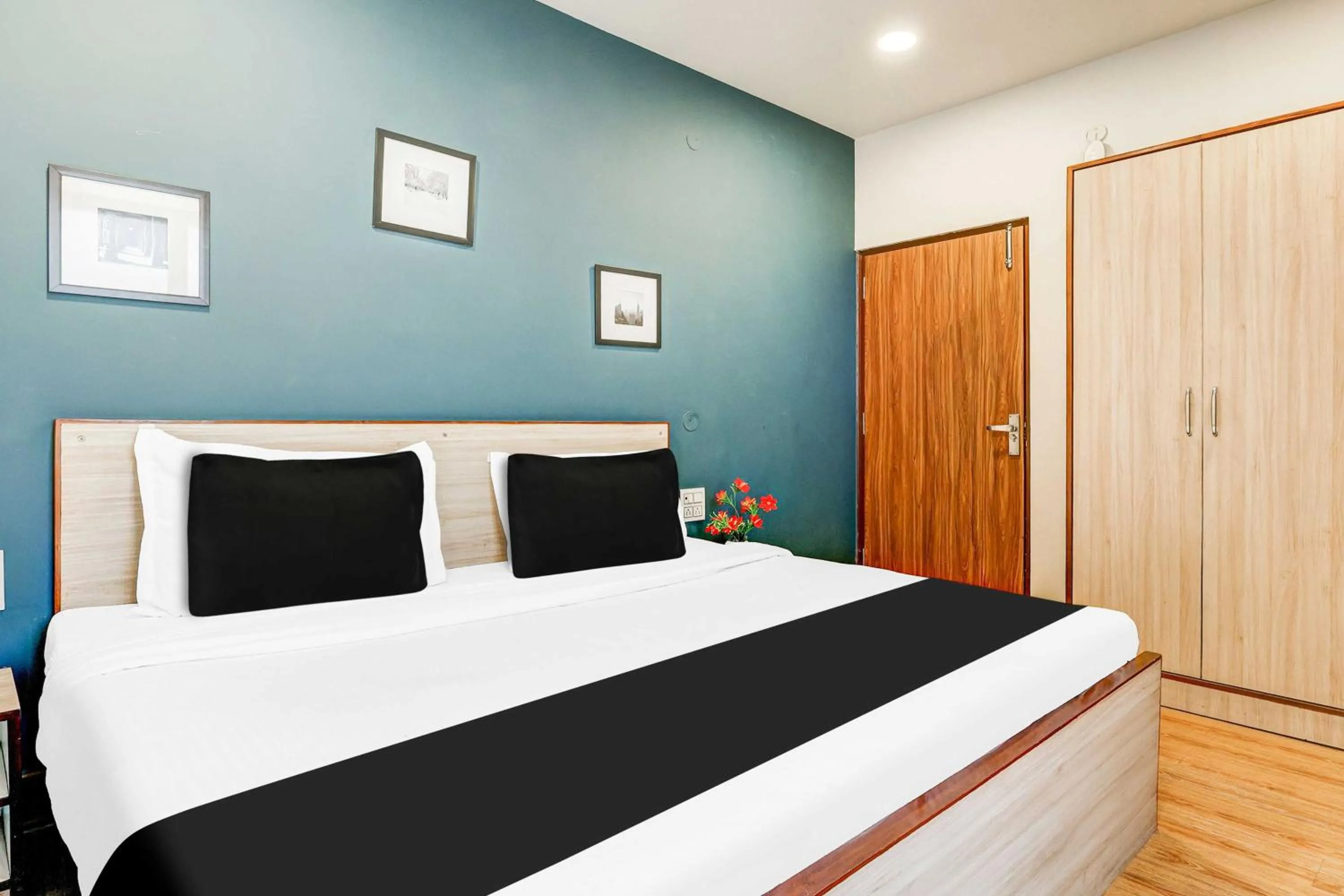 Bedroom, Bed in Hotel O New Delhi Palam Railway Station