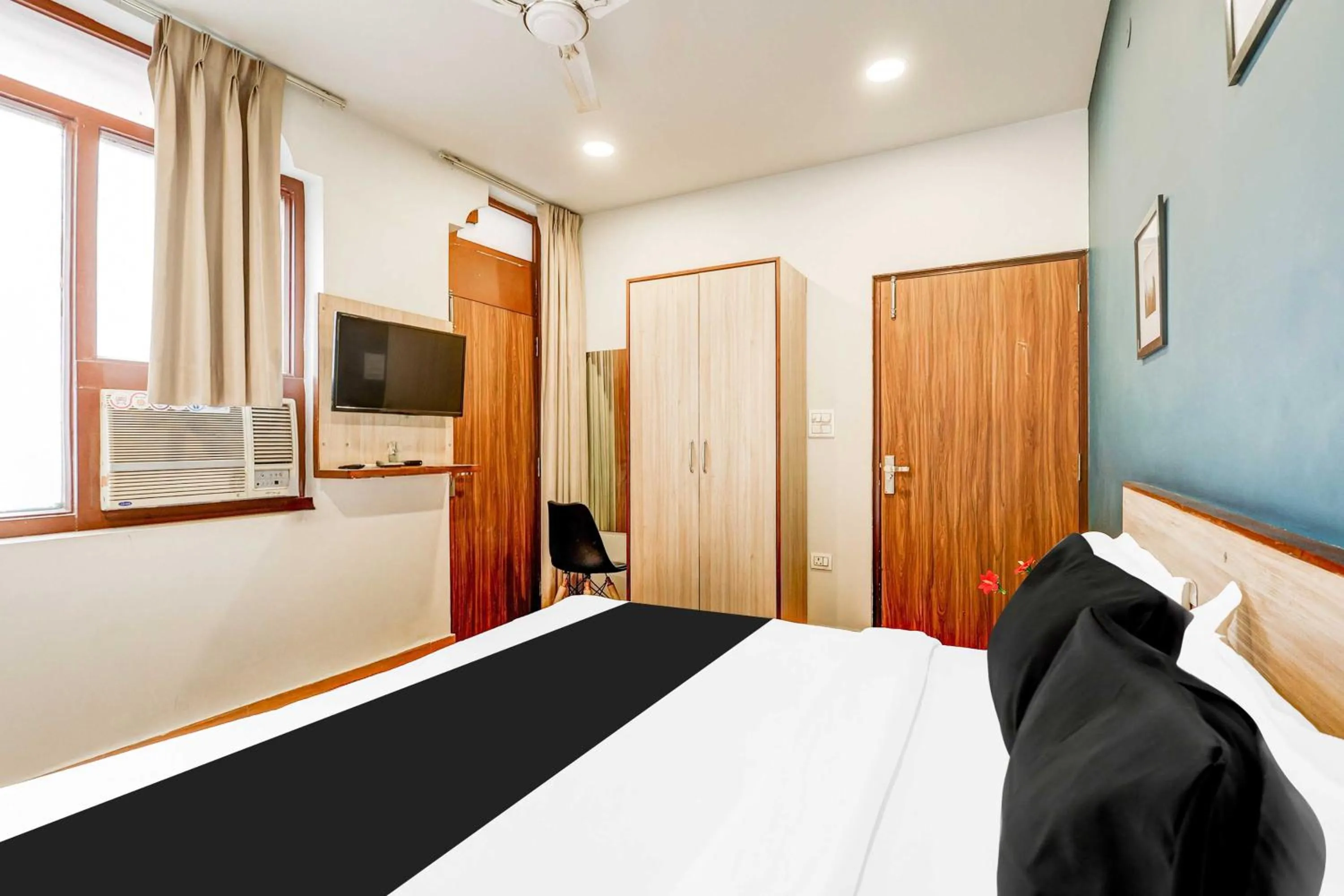 Bedroom, Bed in Hotel O New Delhi Palam Railway Station