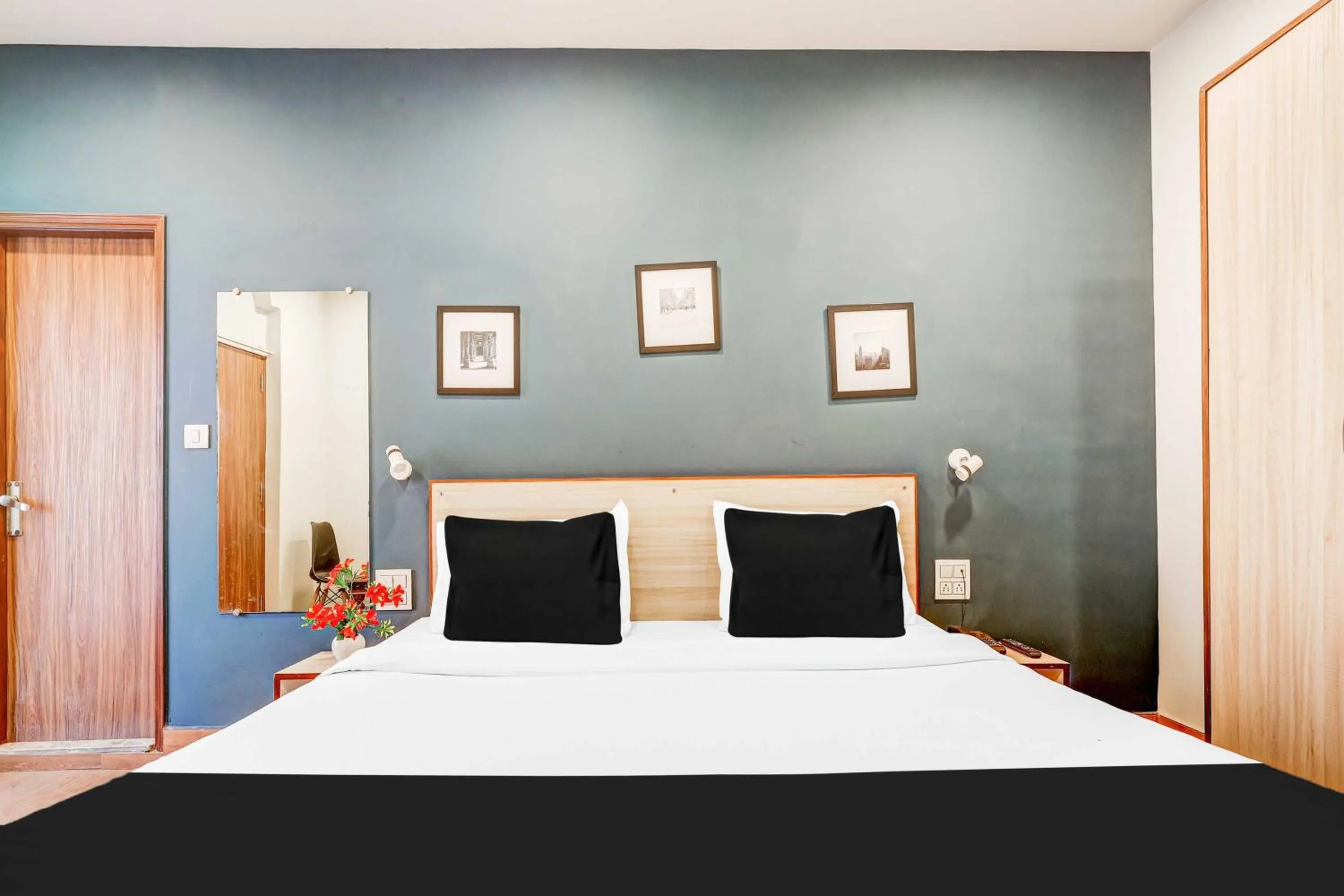 Bedroom, Bed in Hotel O New Delhi Palam Railway Station