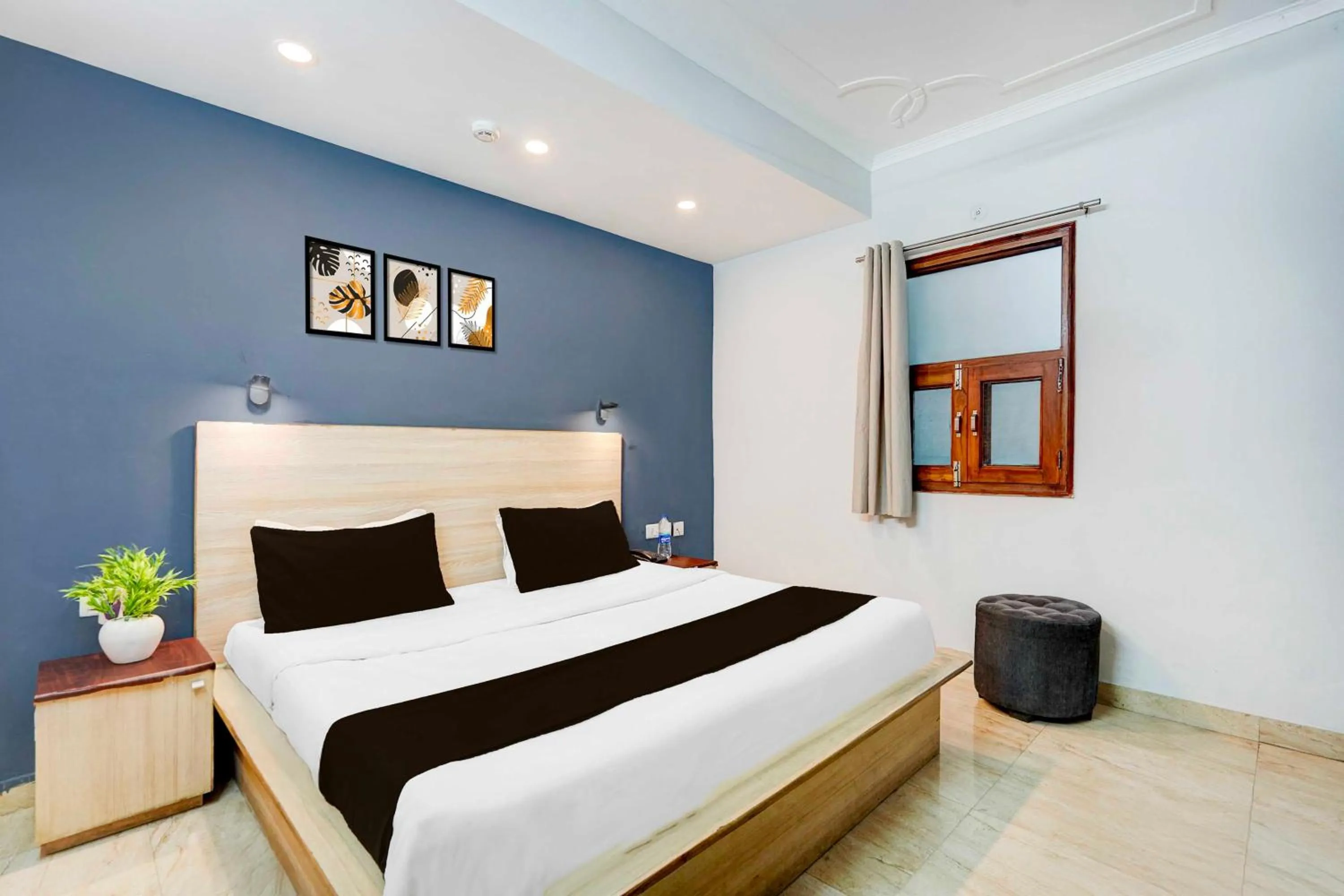 Bedroom, Bed in Hotel O Noida Sector 16 Metro Station