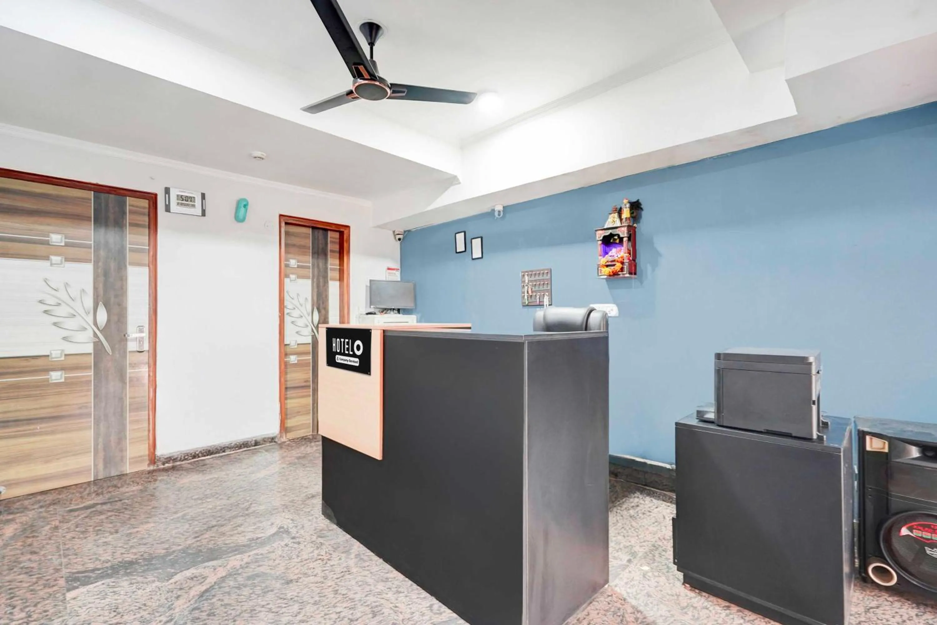 Lobby or reception in Hotel O Noida Sector 16 Metro Station