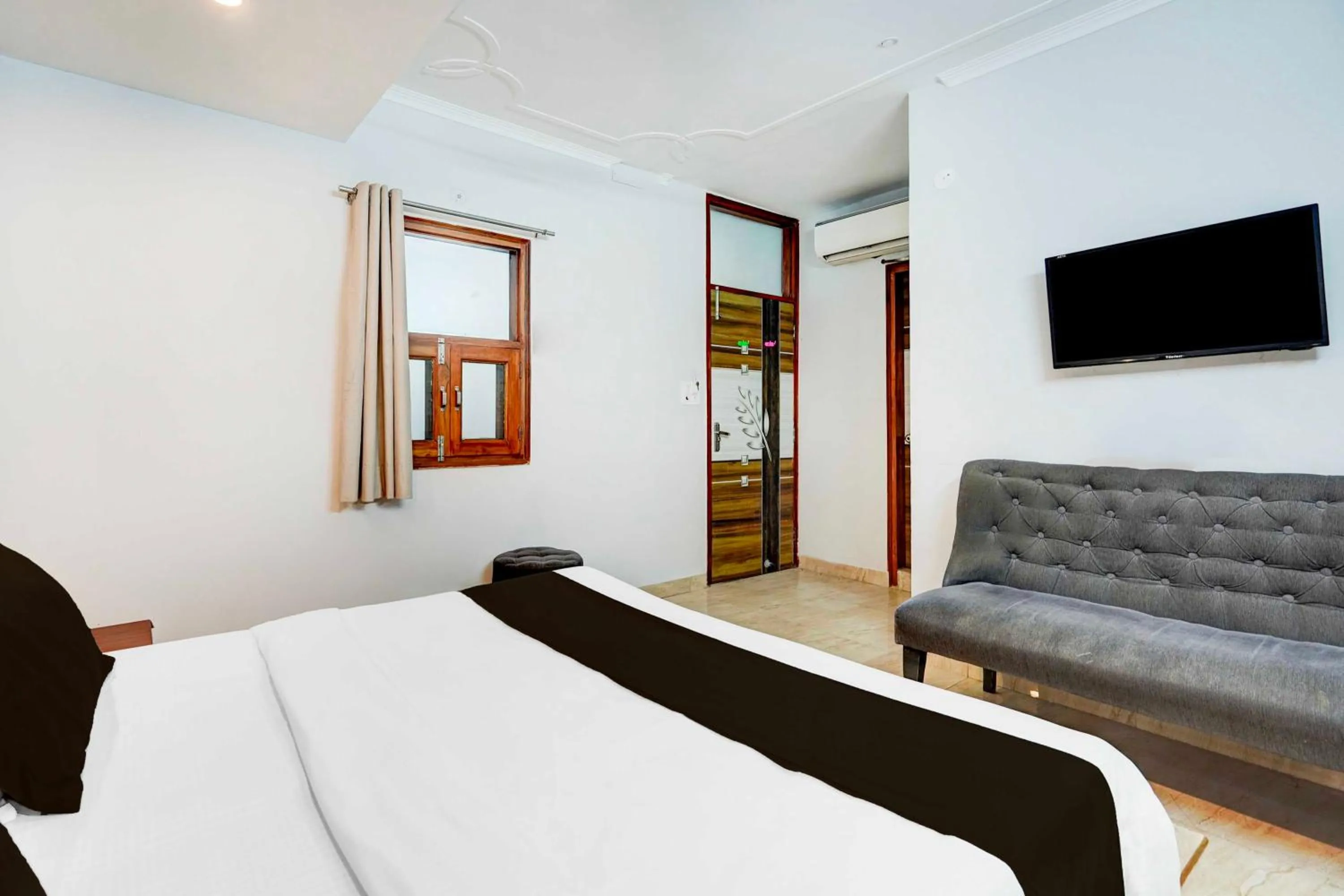 Bedroom, Bed in Hotel O Noida Sector 16 Metro Station