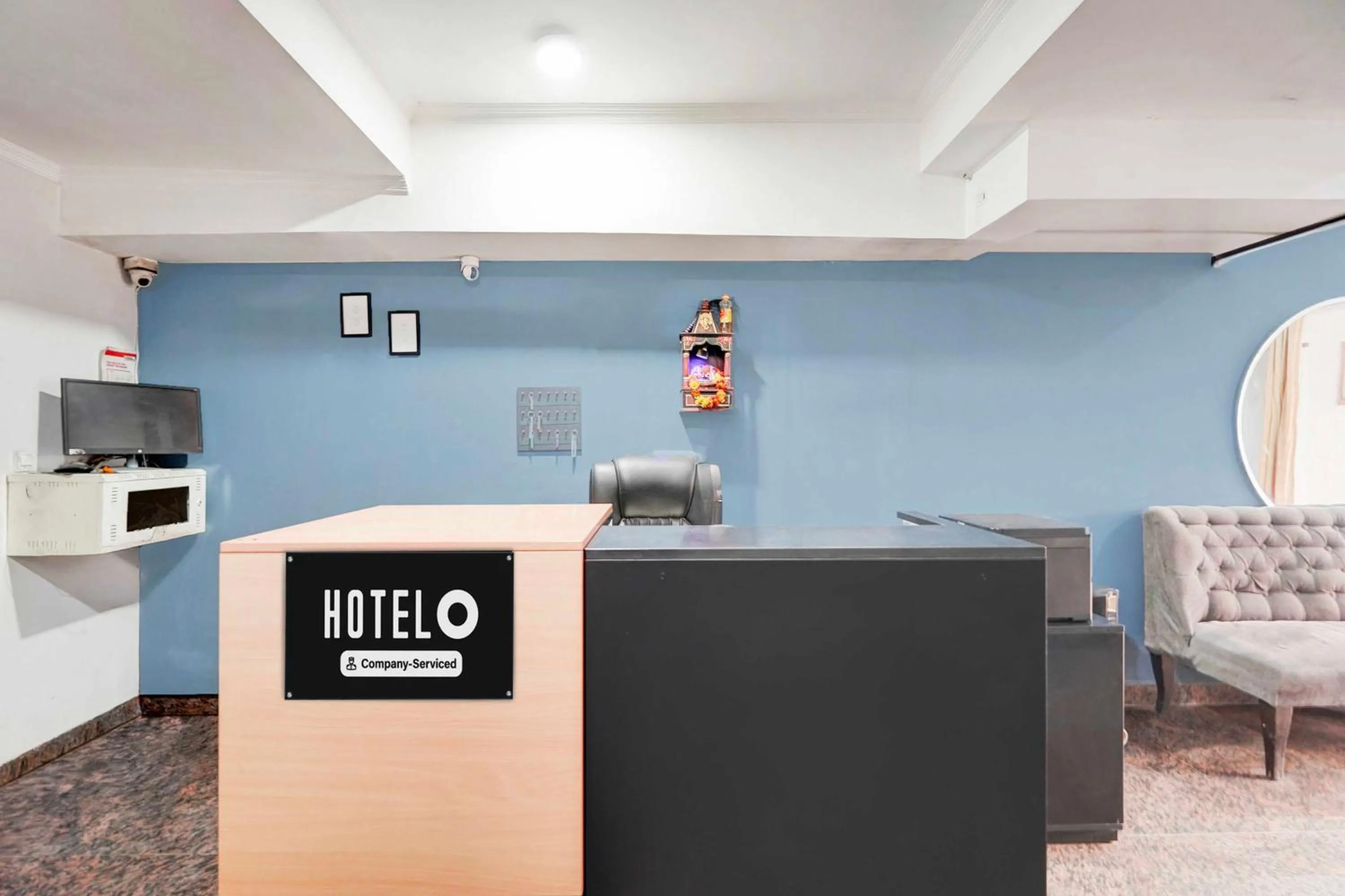 Lobby or reception in Hotel O Noida Sector 16 Metro Station