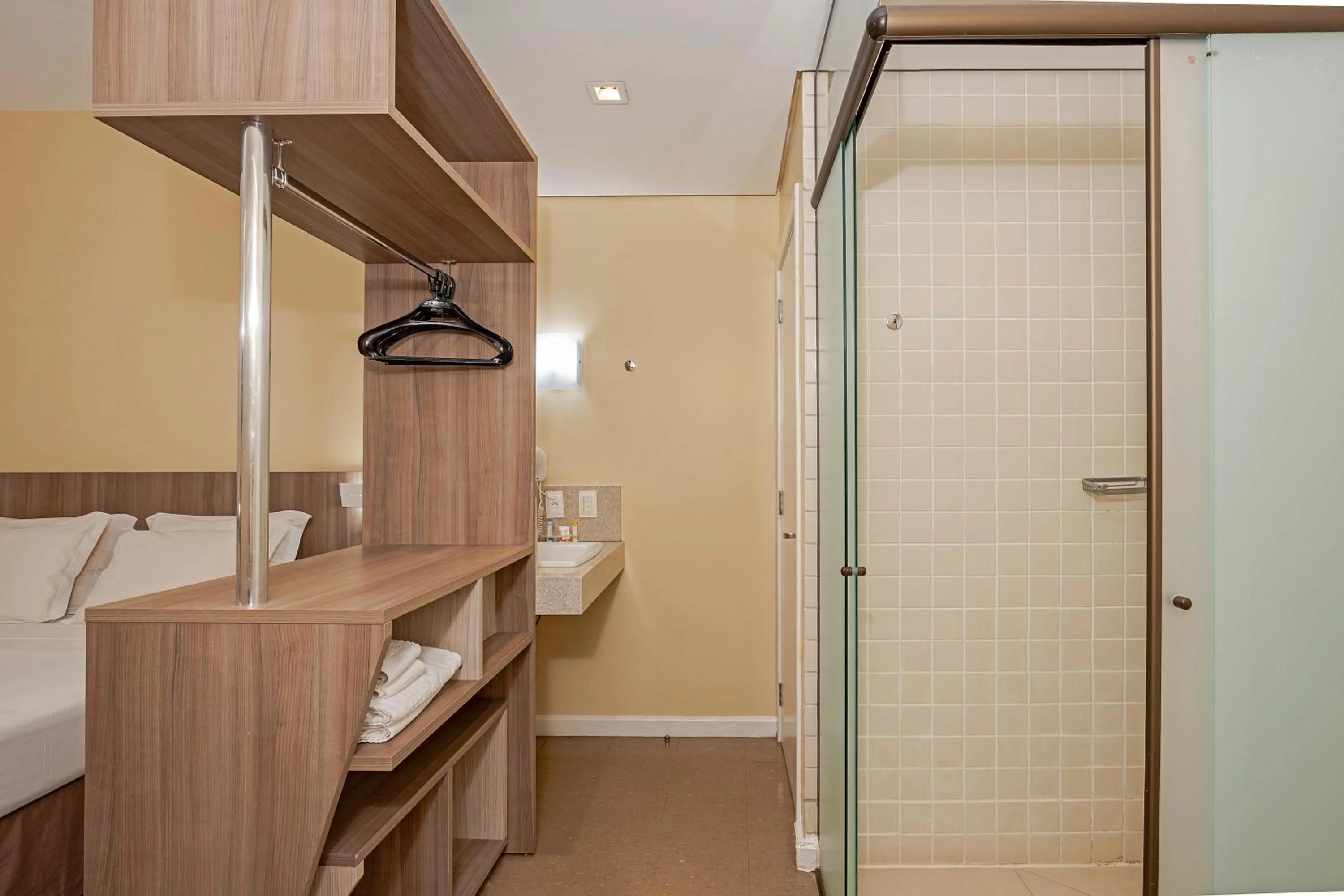 Shower, Bed in Slim Hotel Cuiabá Aeroporto