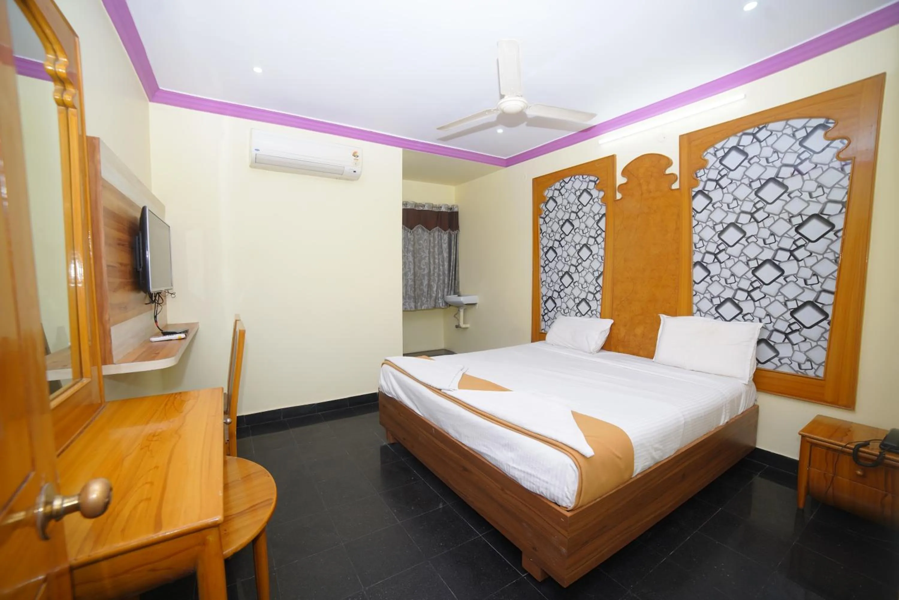 Bed in HOTEL ASWINi GRAND LODGE