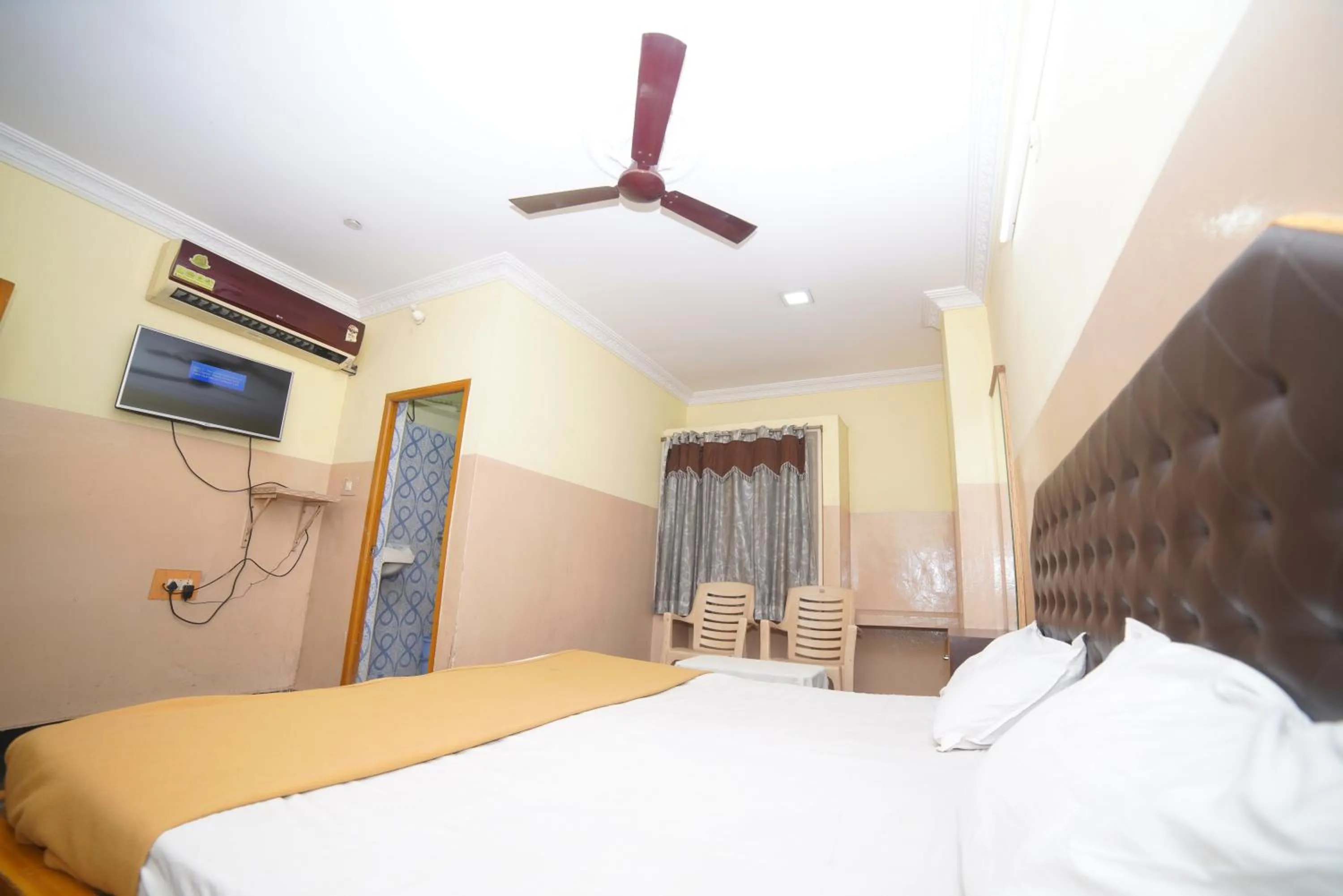 TV and multimedia, Bed in HOTEL ASWINi GRAND LODGE
