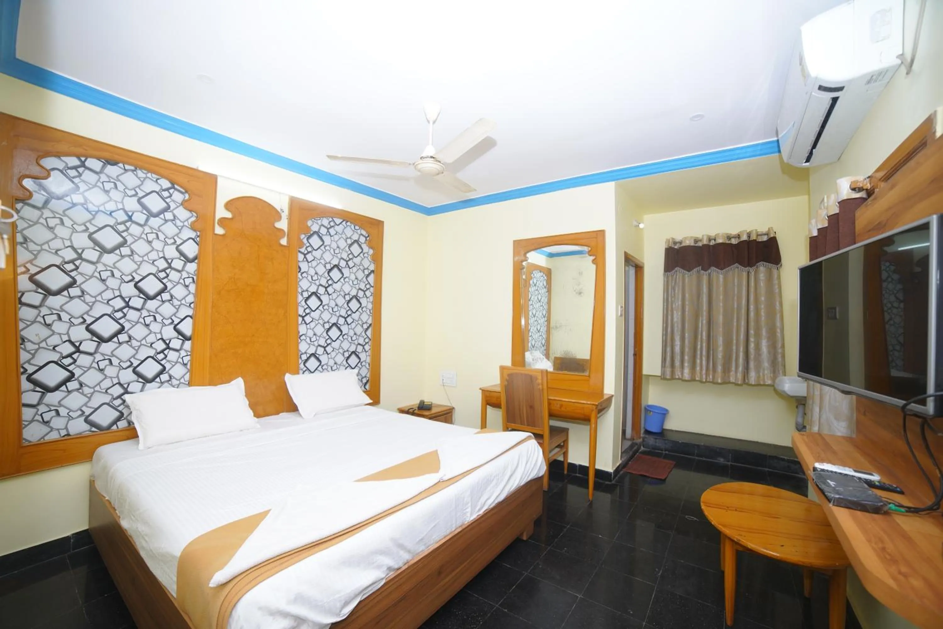 Bed in HOTEL ASWINi GRAND LODGE