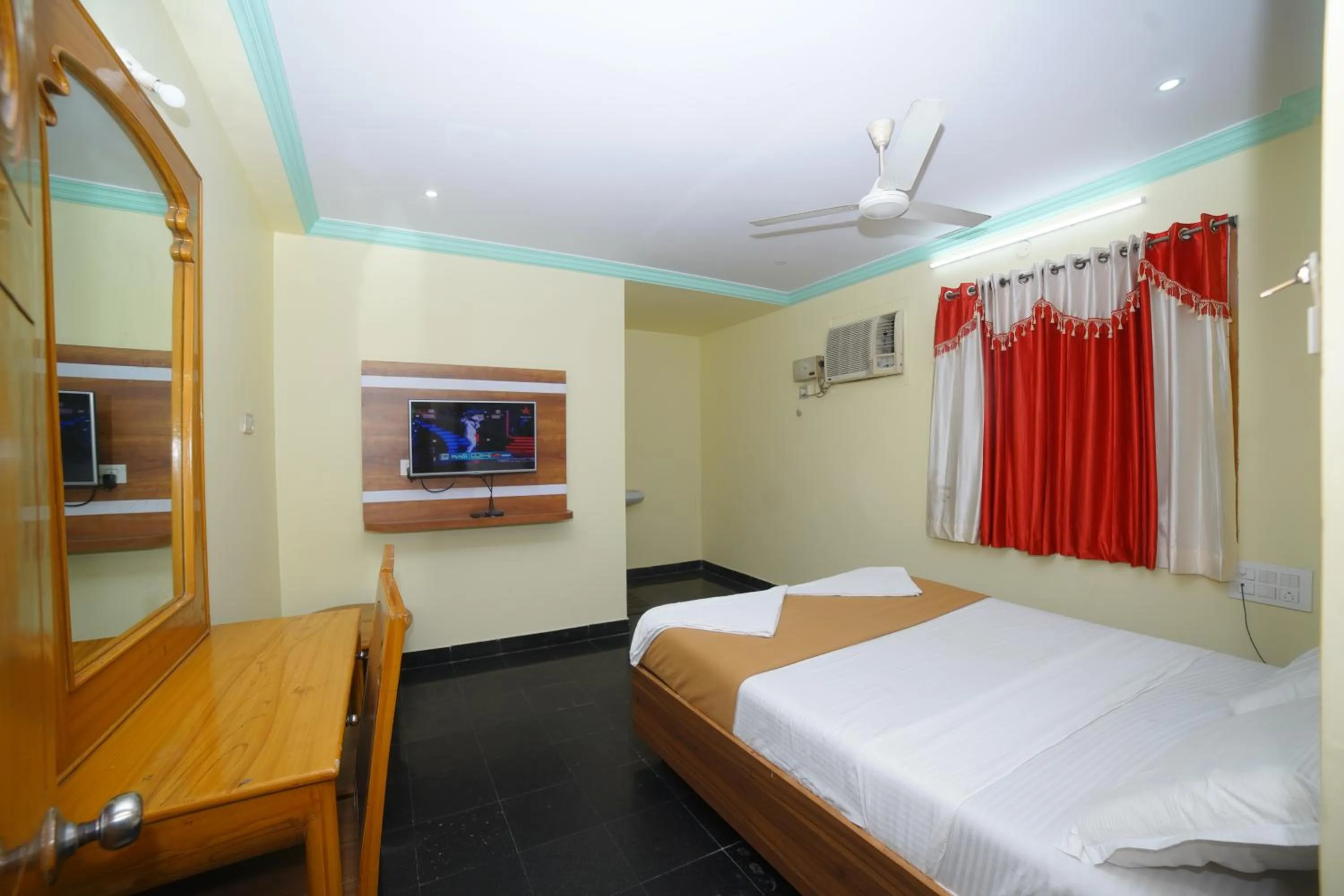 TV and multimedia, Bed in HOTEL ASWINi GRAND LODGE