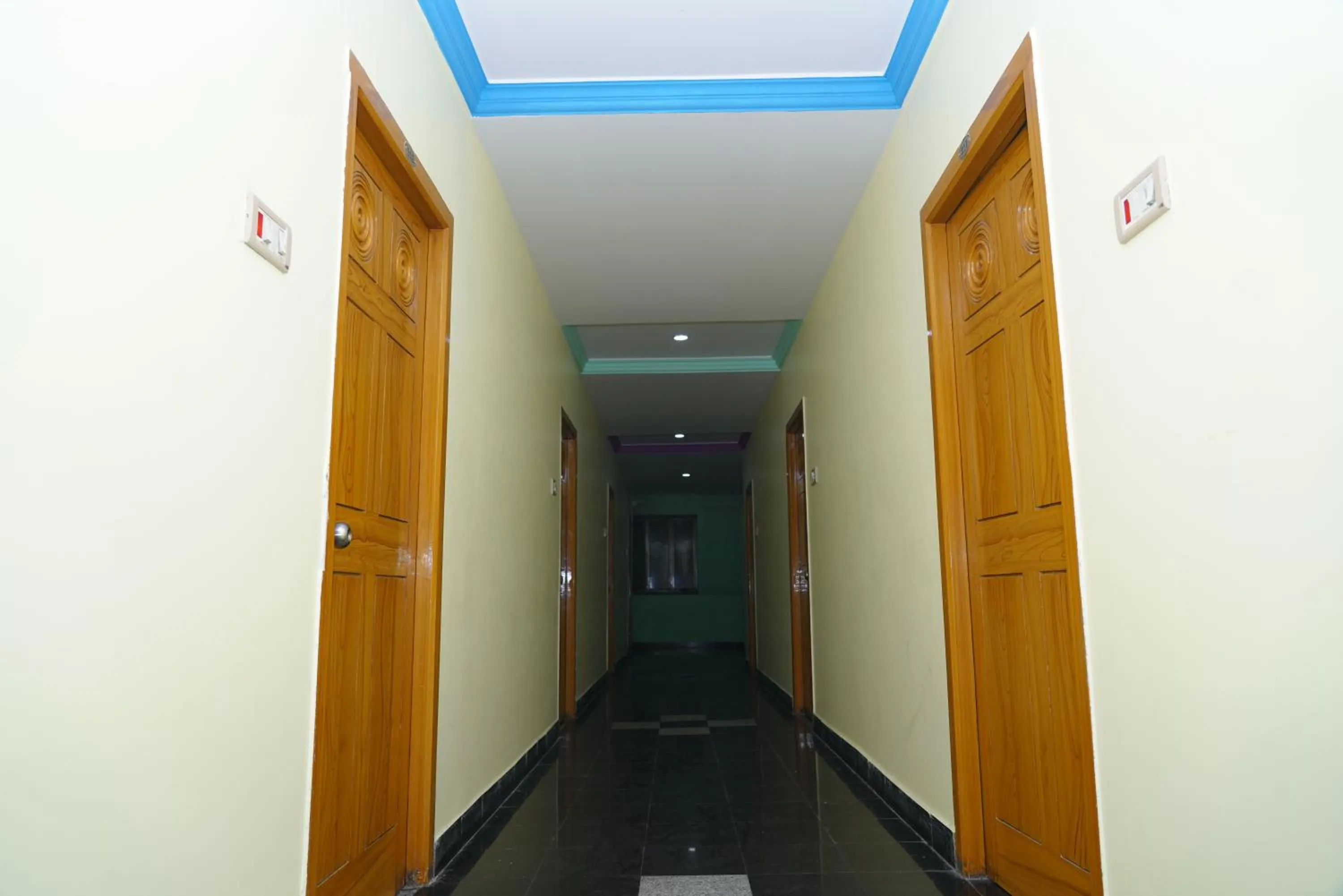 microwave in HOTEL ASWINi GRAND LODGE