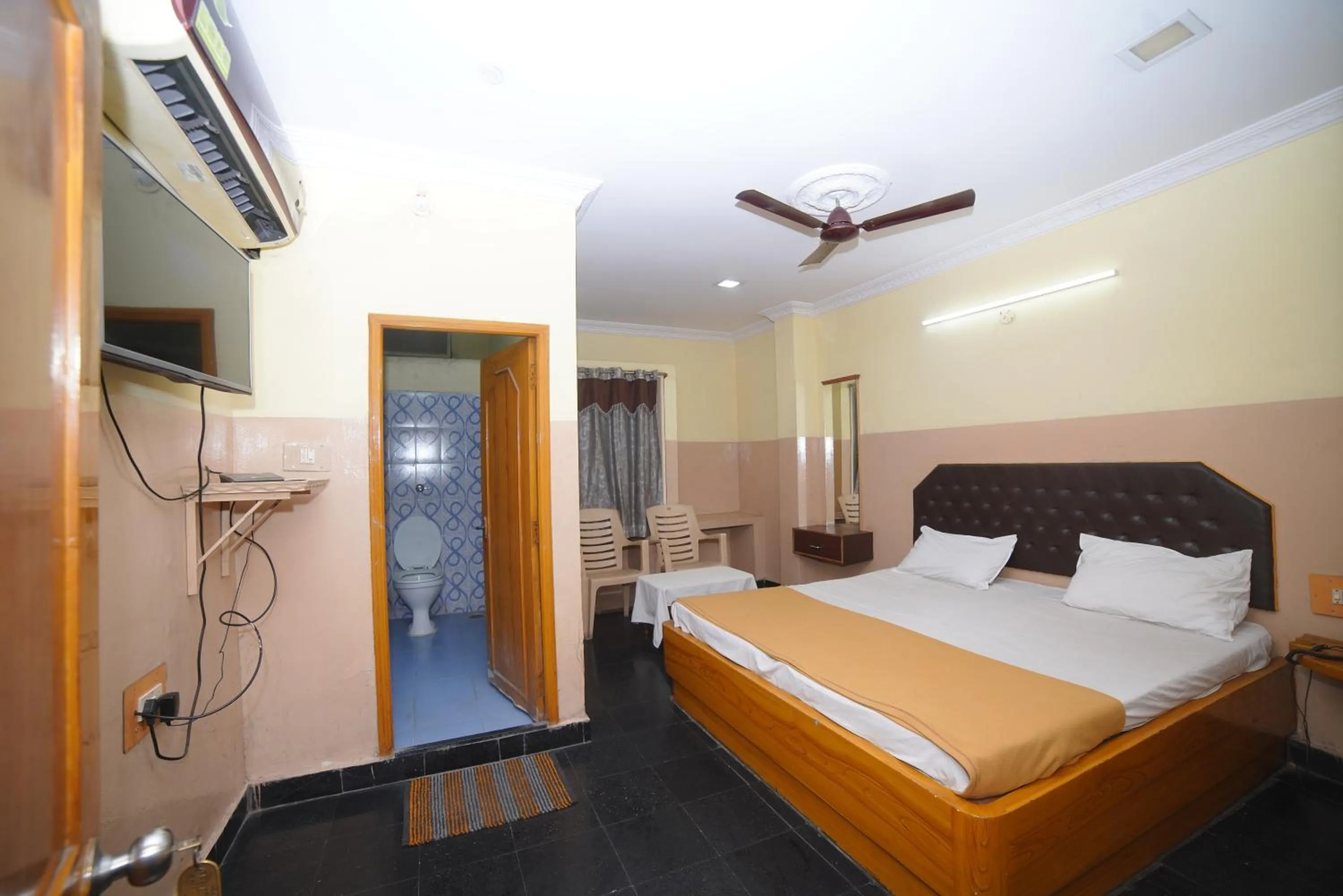 Bed in HOTEL ASWINi GRAND LODGE