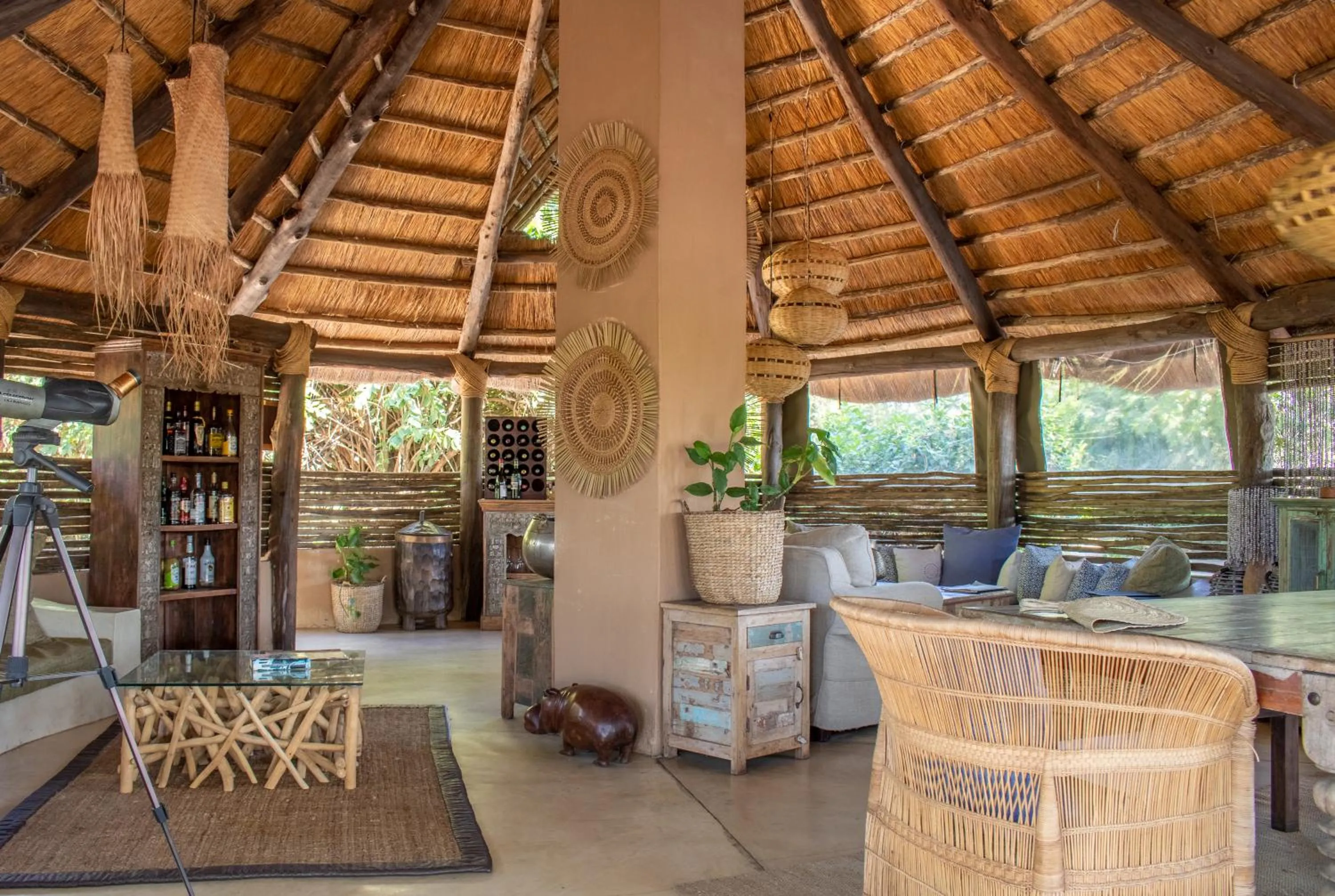 Lounge or bar in Sindabezi Island Camp