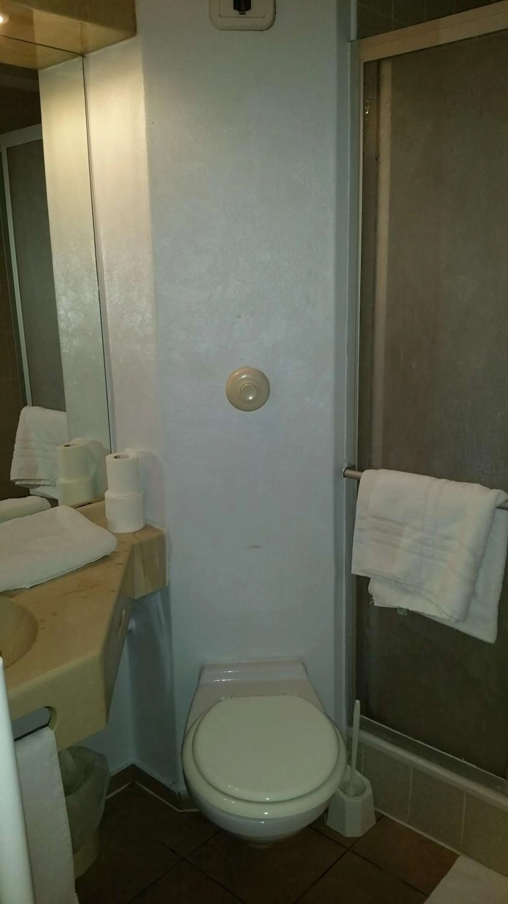 Bathroom in Brit Hotel Sarreguemines