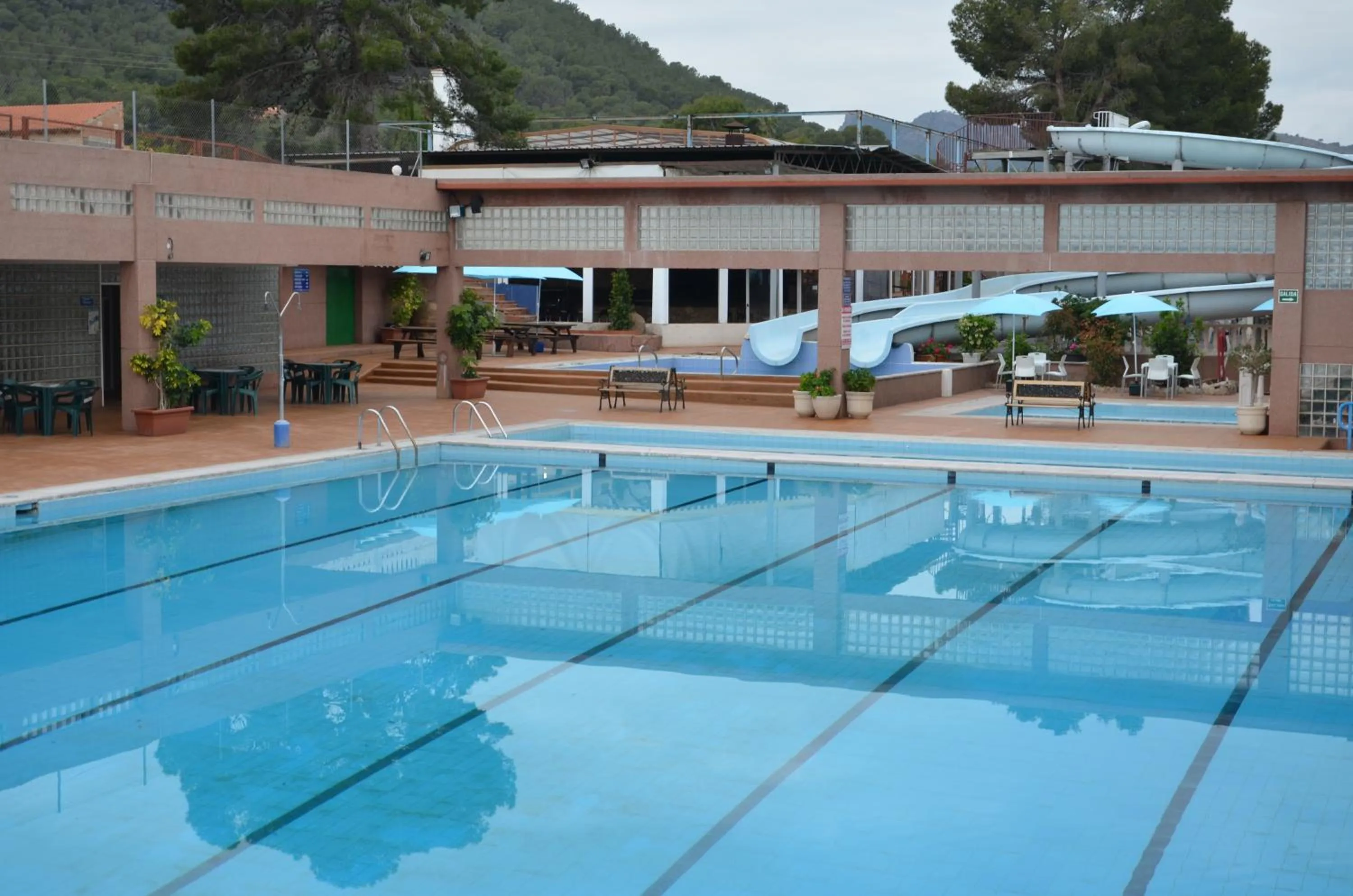 Swimming pool in Complejo Turistico la Pinada