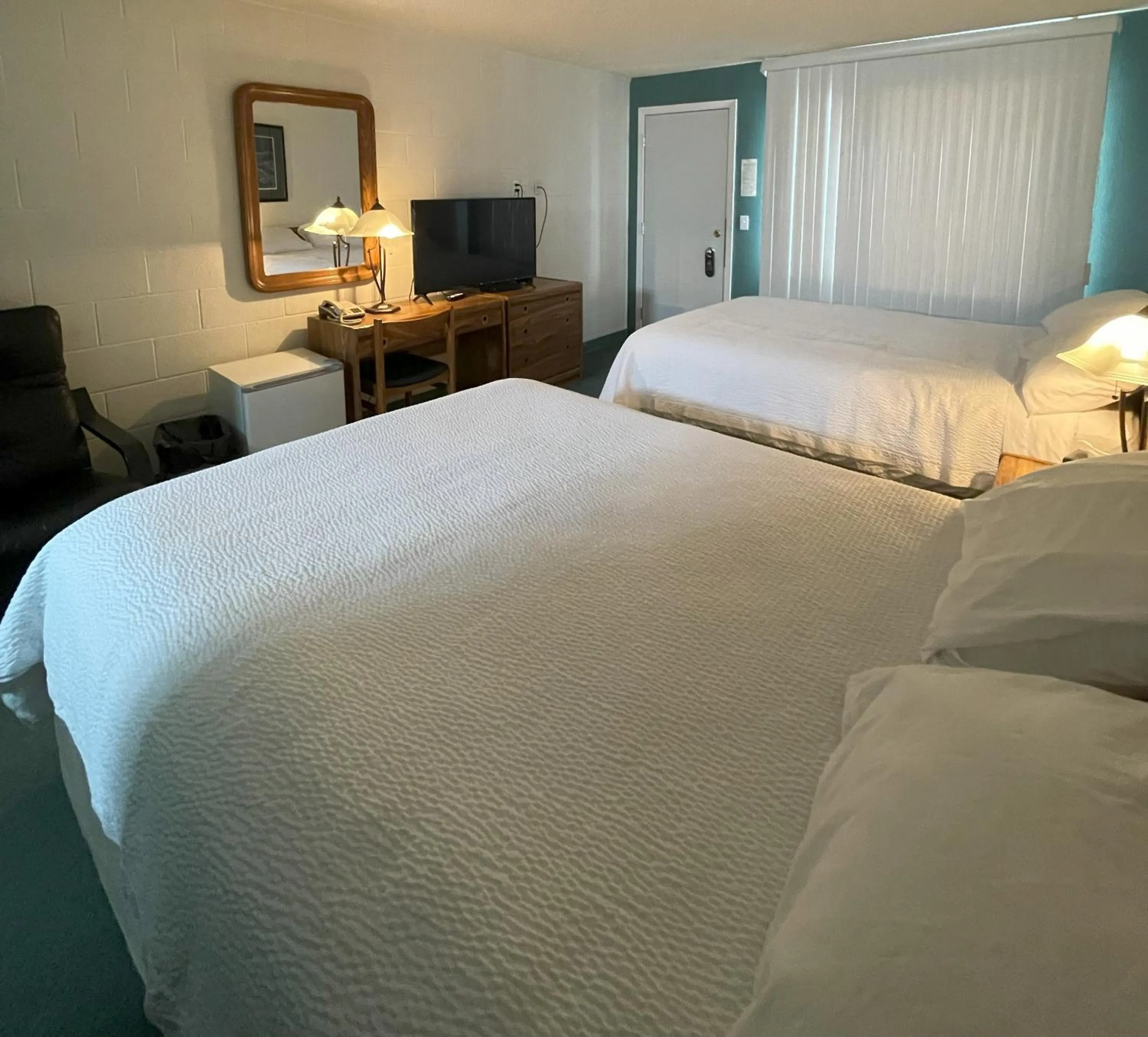 Bedroom, Bed in Rest Easy Motel