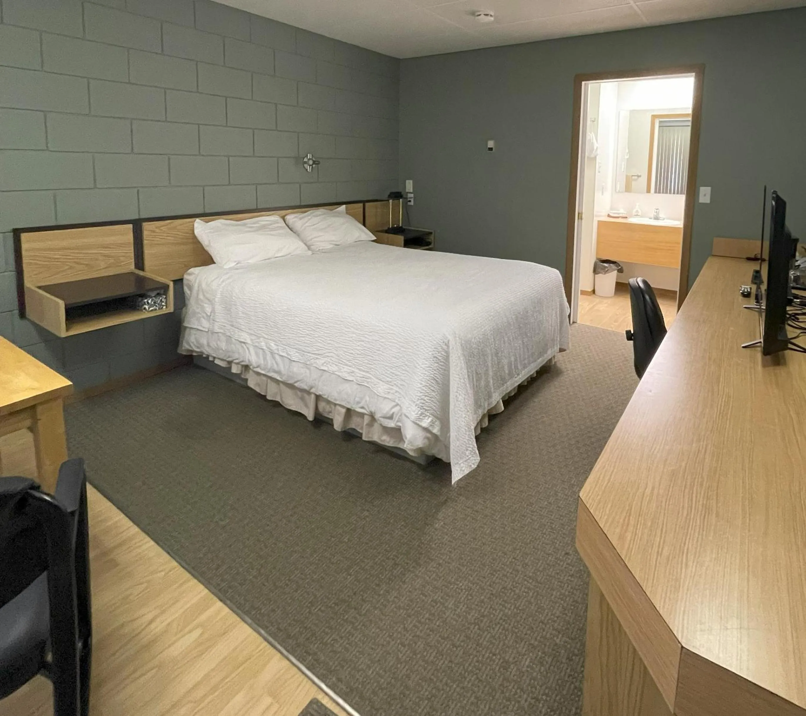 Bedroom, Bed in Rest Easy Motel