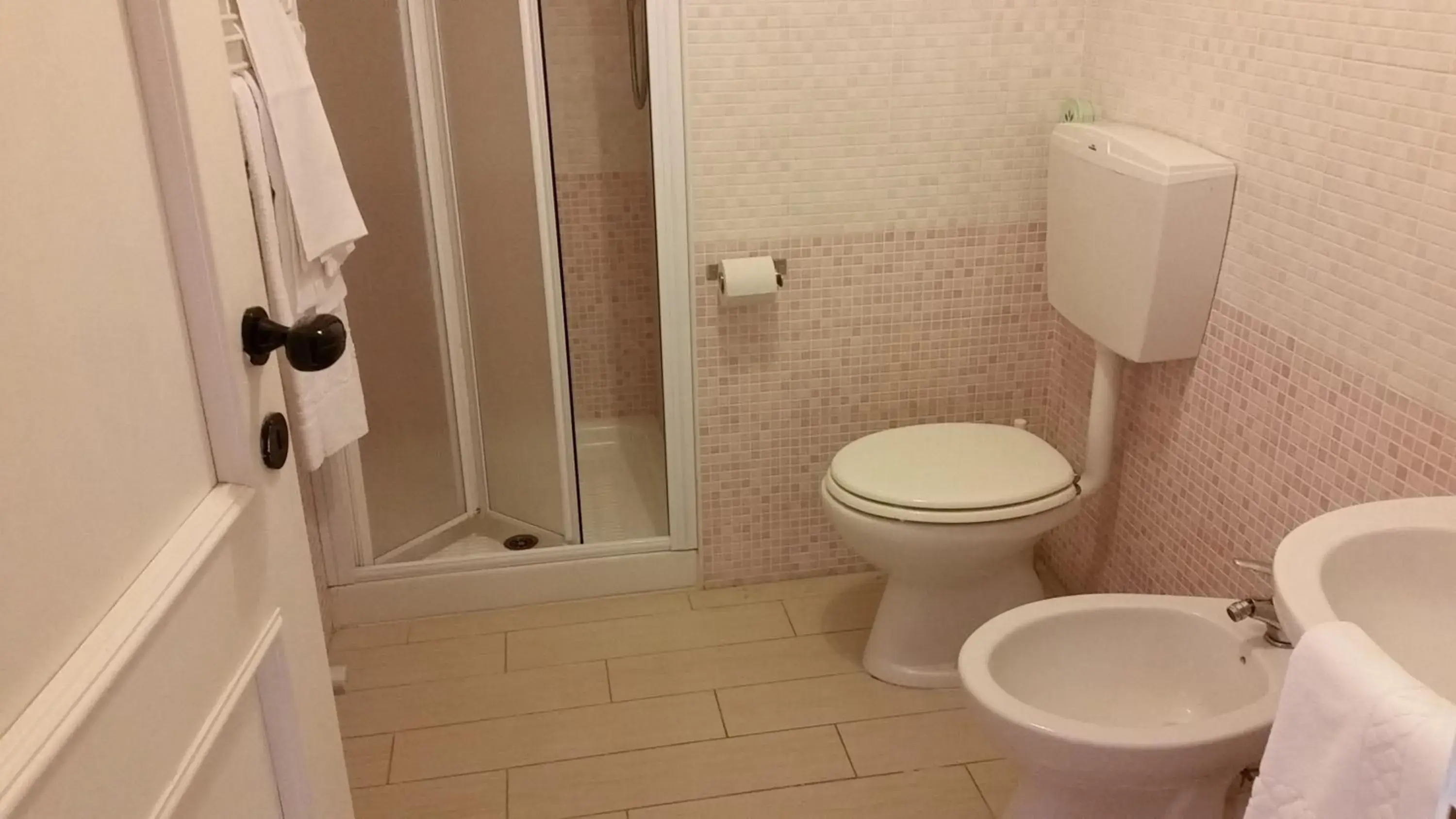 Single Room in Hotel Niagara Single Room in Hotel Niagara