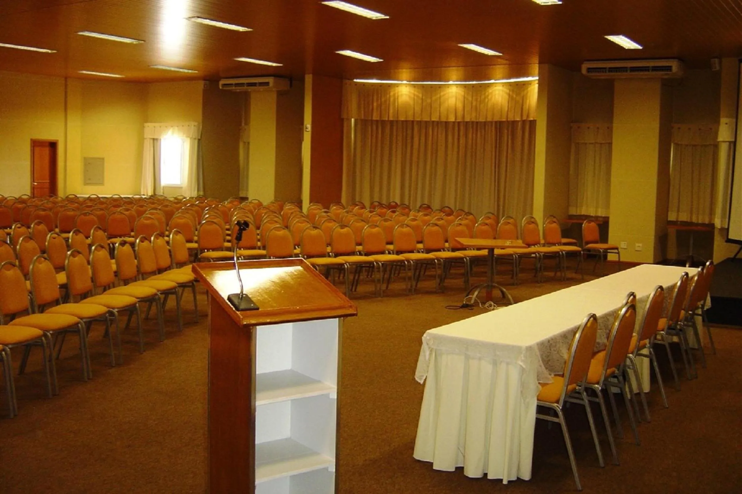 Meeting/conference room in Barbur Plaza Hotel