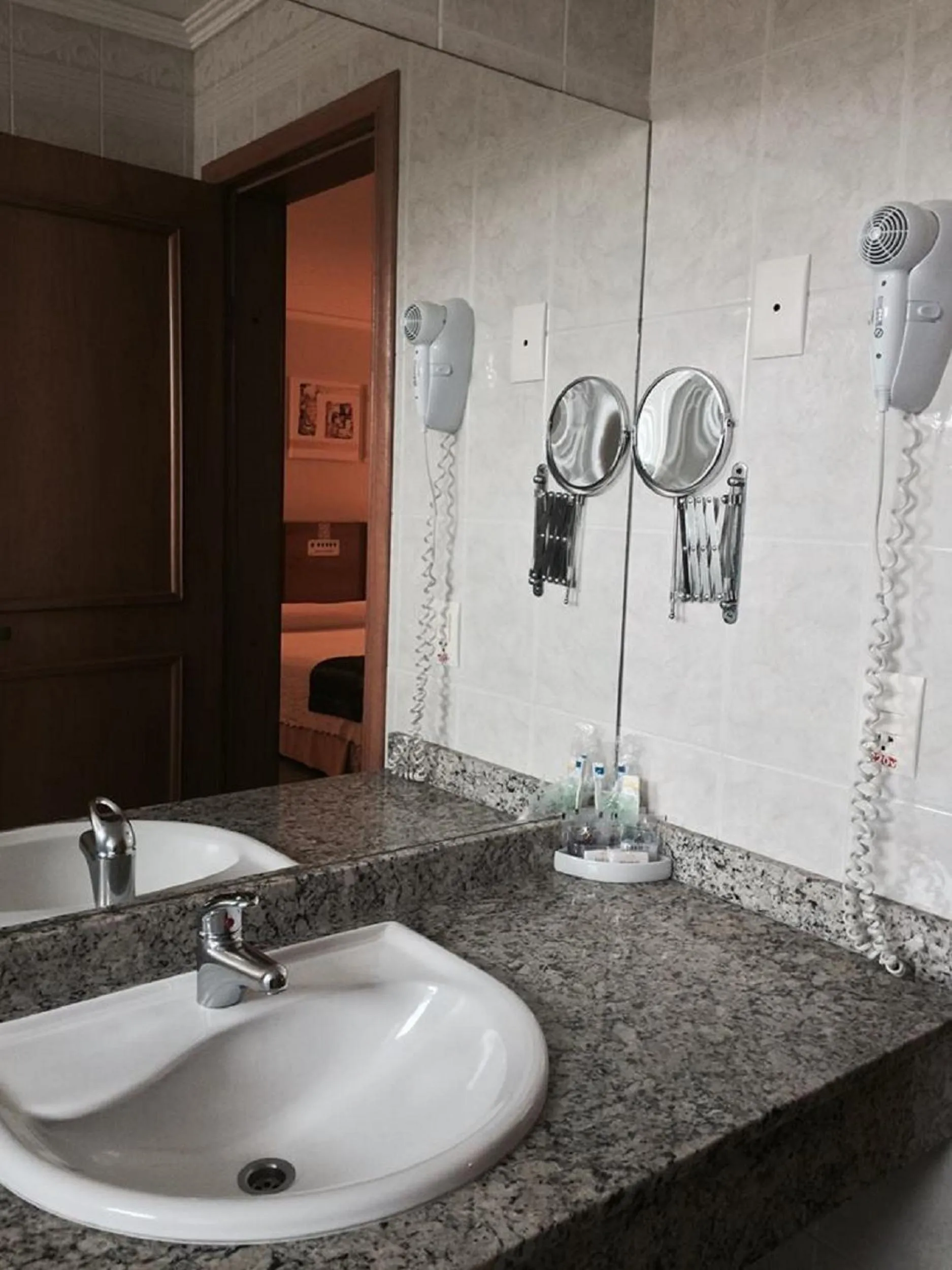 Bathroom in Barbur Plaza Hotel