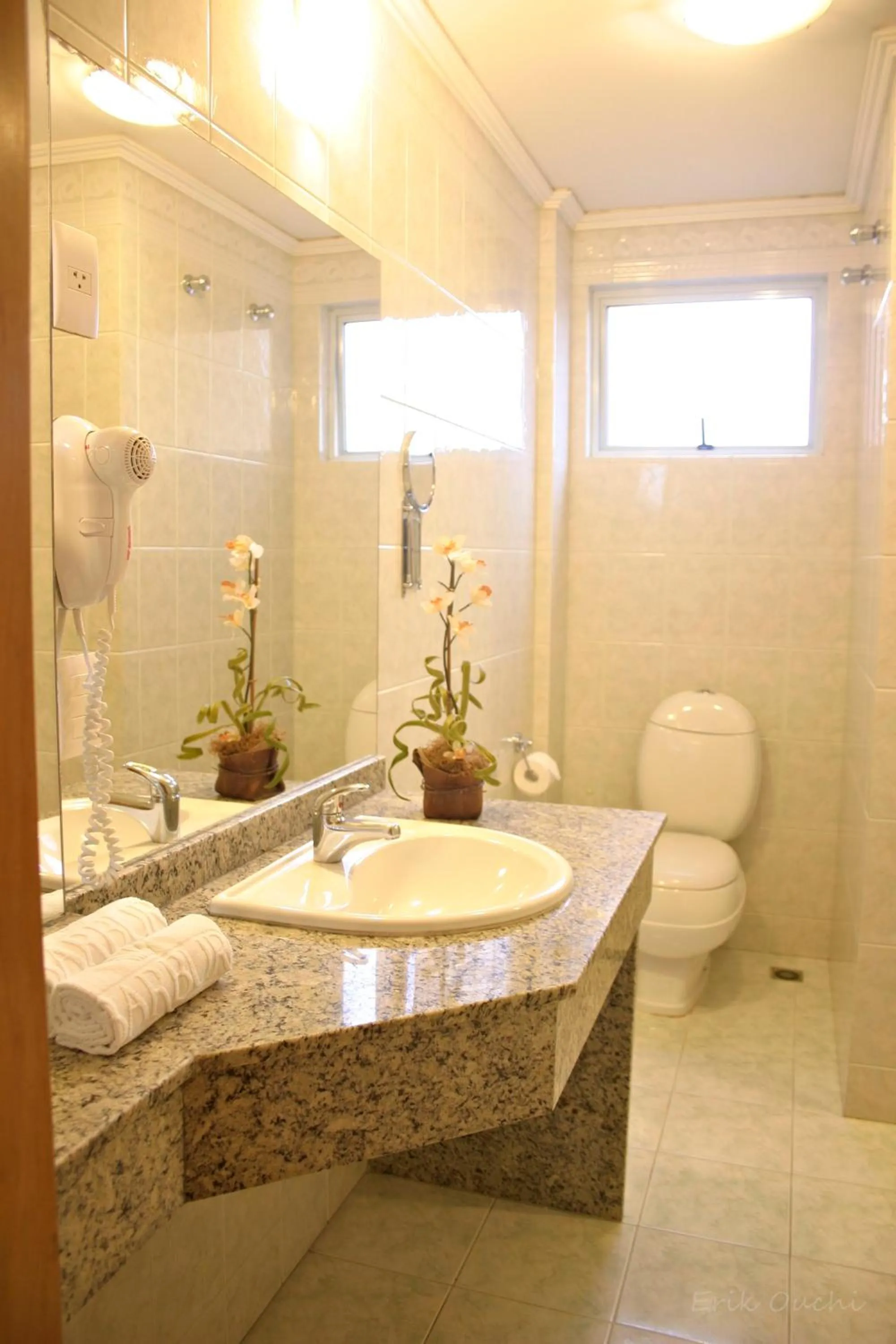 Bathroom in Barbur Plaza Hotel